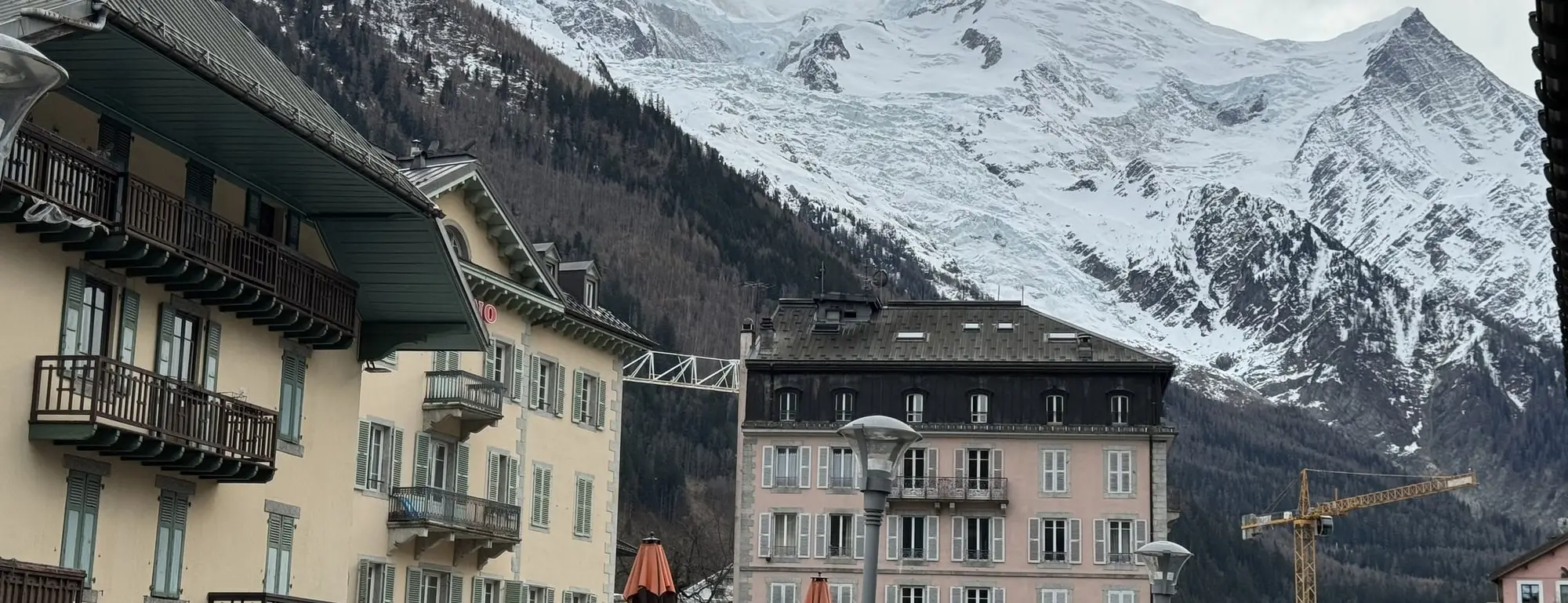 Le centre de Chamonix, le massif du Mont-Blanc au-dessus des toits