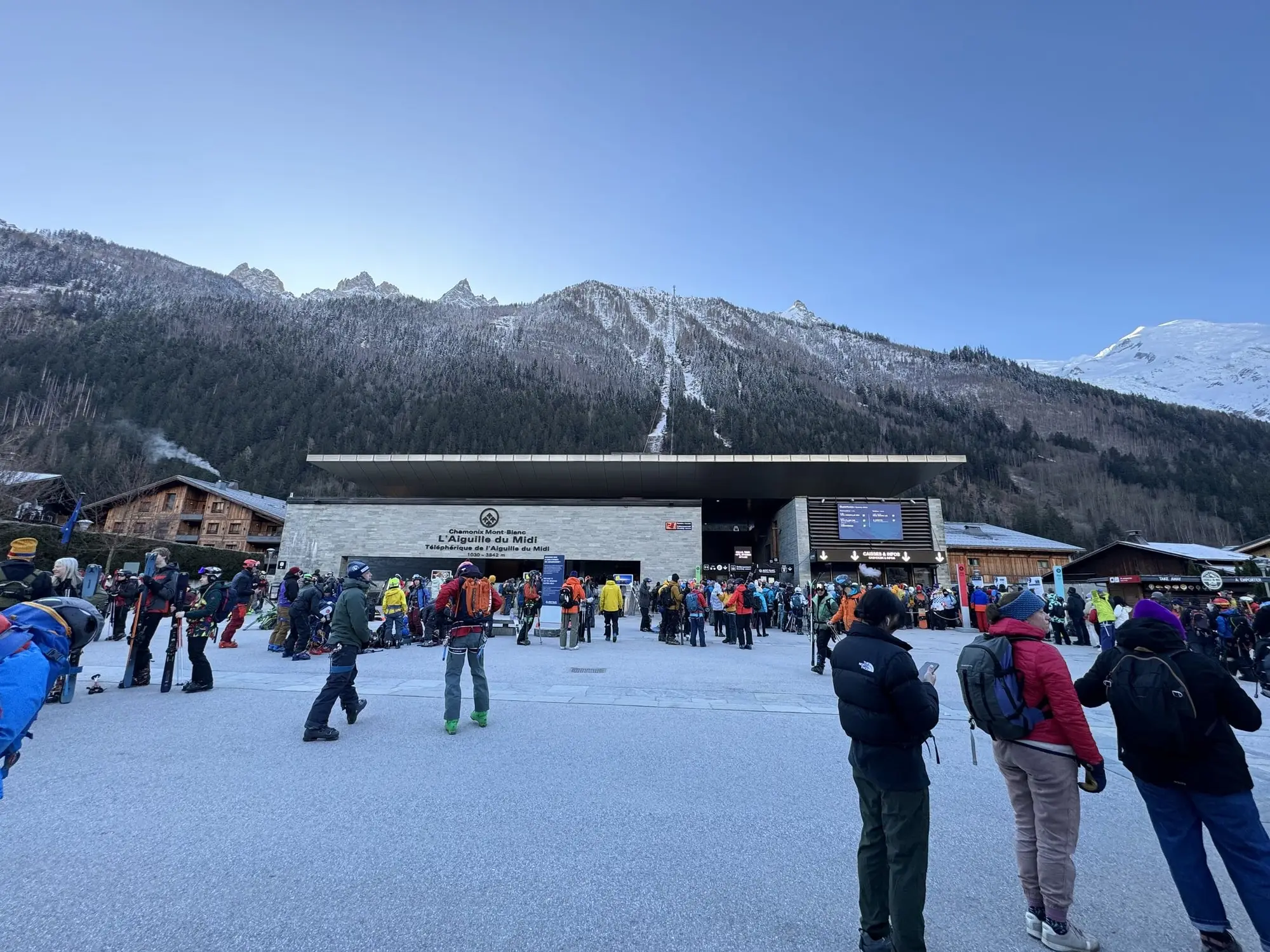 Le départ du téléphérique de l'Aiguille du Midi, à Chamonix, un matin d'hiver
