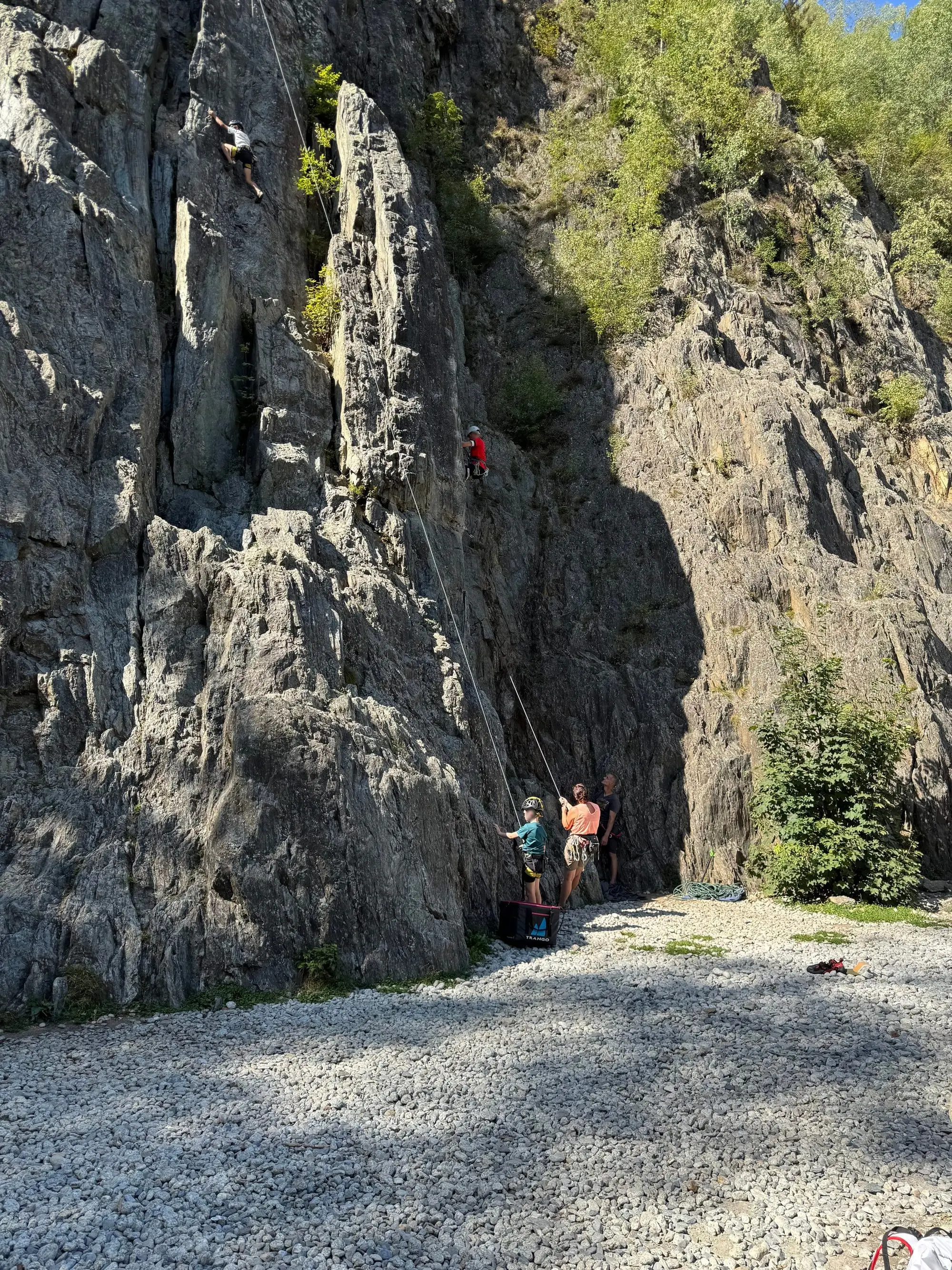 La falaise d'escalade et son pied de voie