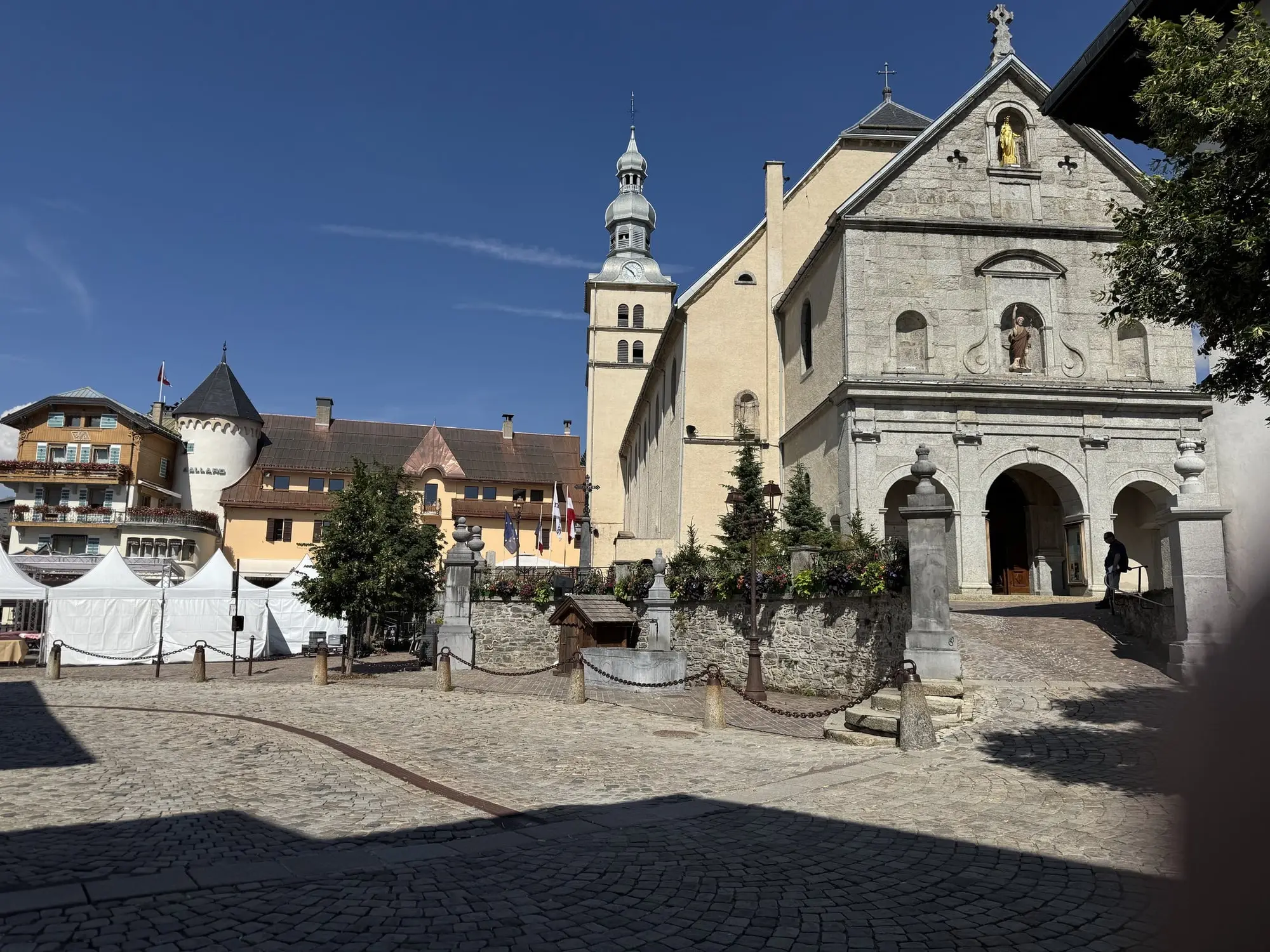 La place de l'église de Megève en été