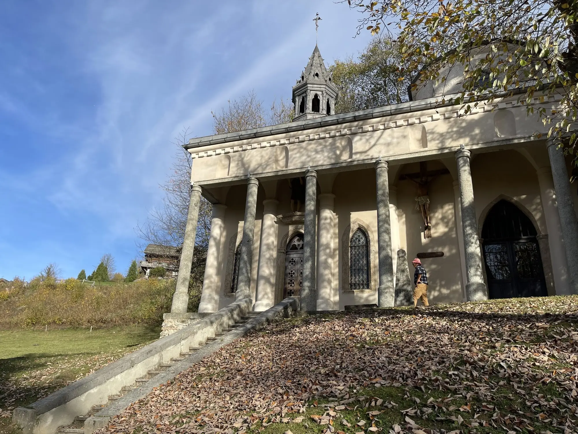 Une chapelle du chemin du Calvaire, à Megève, en automne