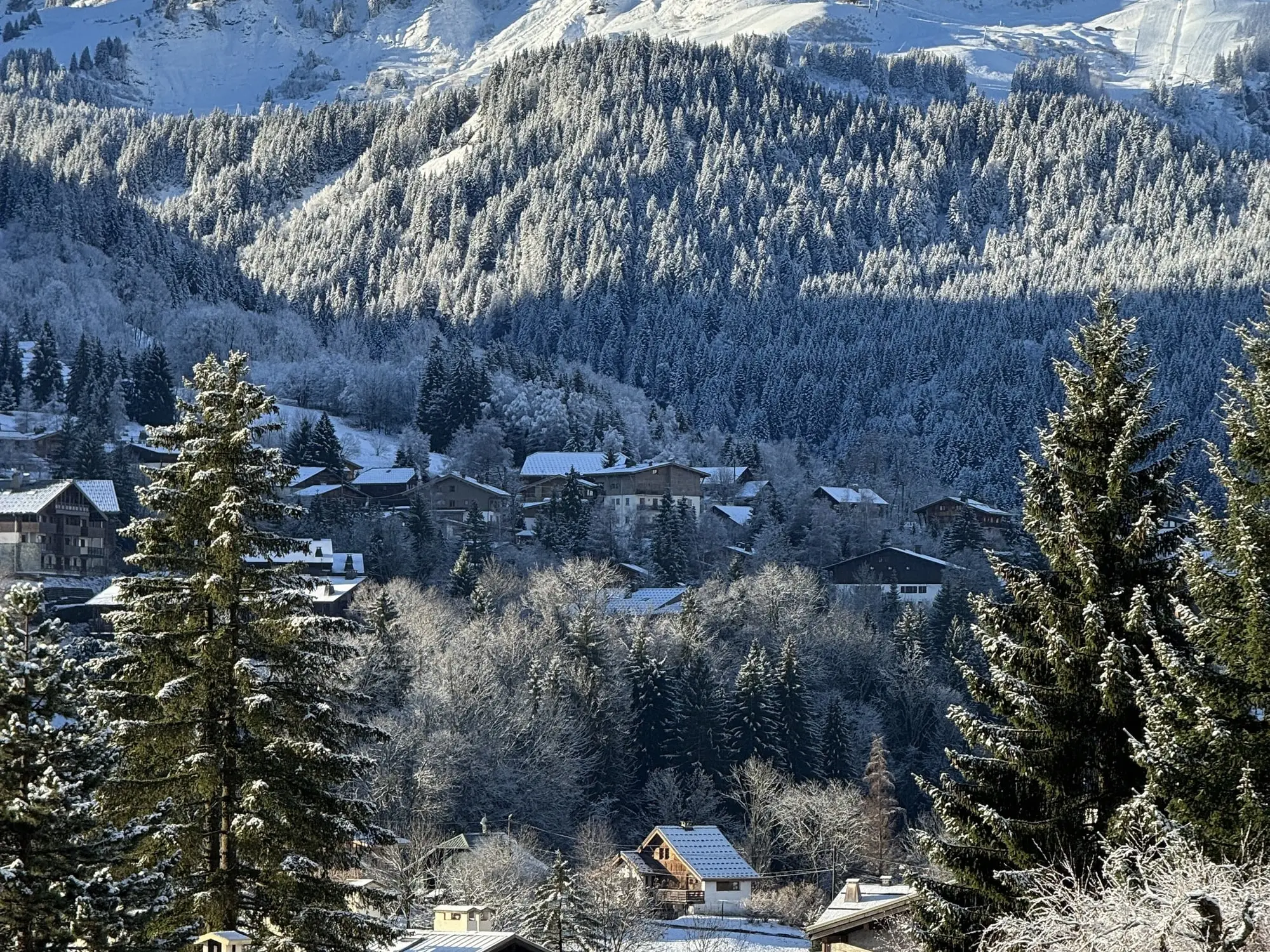 Megève sous la neige fraîche, les sapins givrés et les montagnes