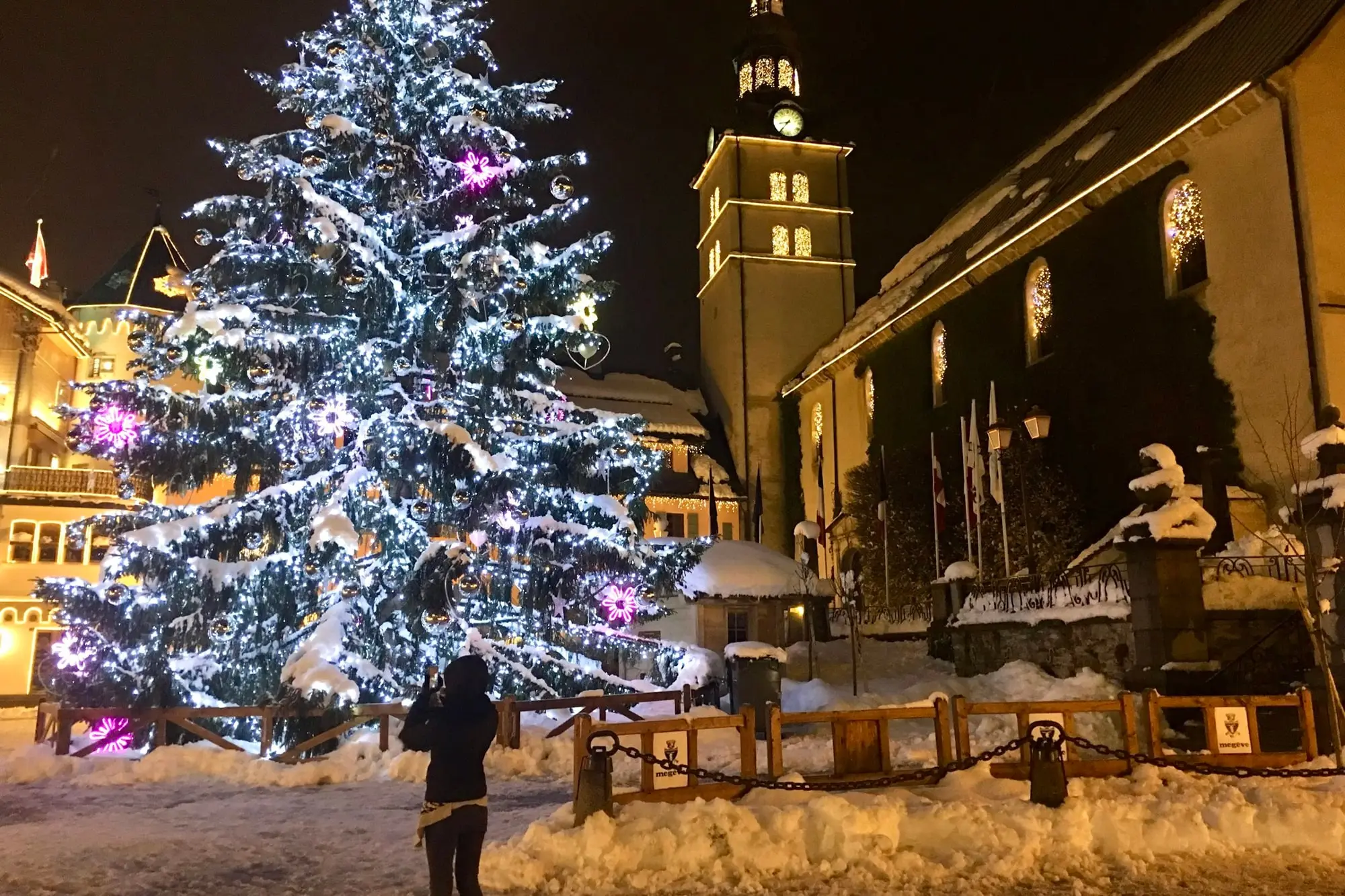 Der große beleuchtete Weihnachtsbaum vor der Kirche von Megève bei Nacht