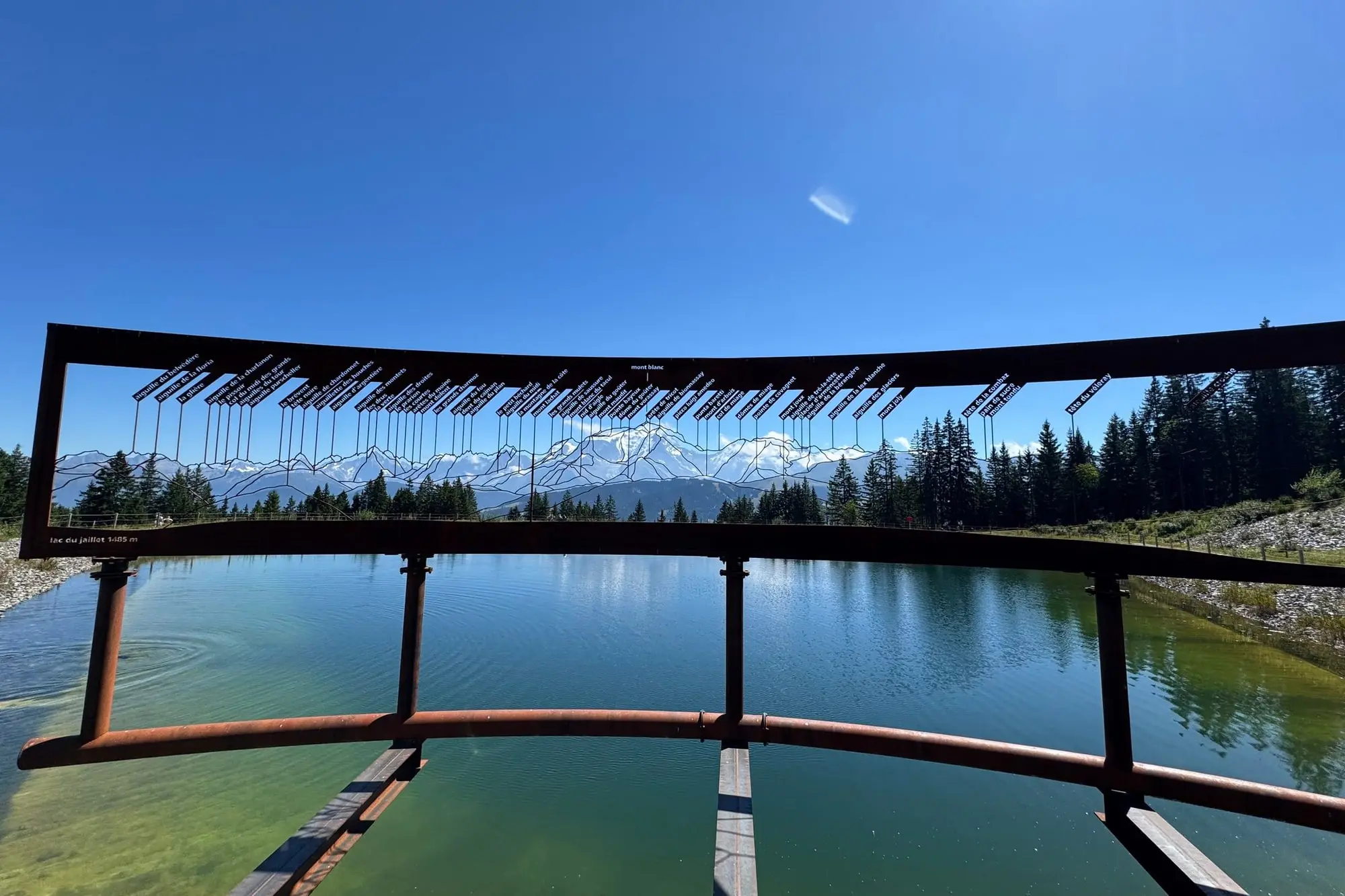 Der Lac du Jaillet durch den Holzrahmen des Aussichtspunkts, gegenüber der Mont-Blanc-Kette