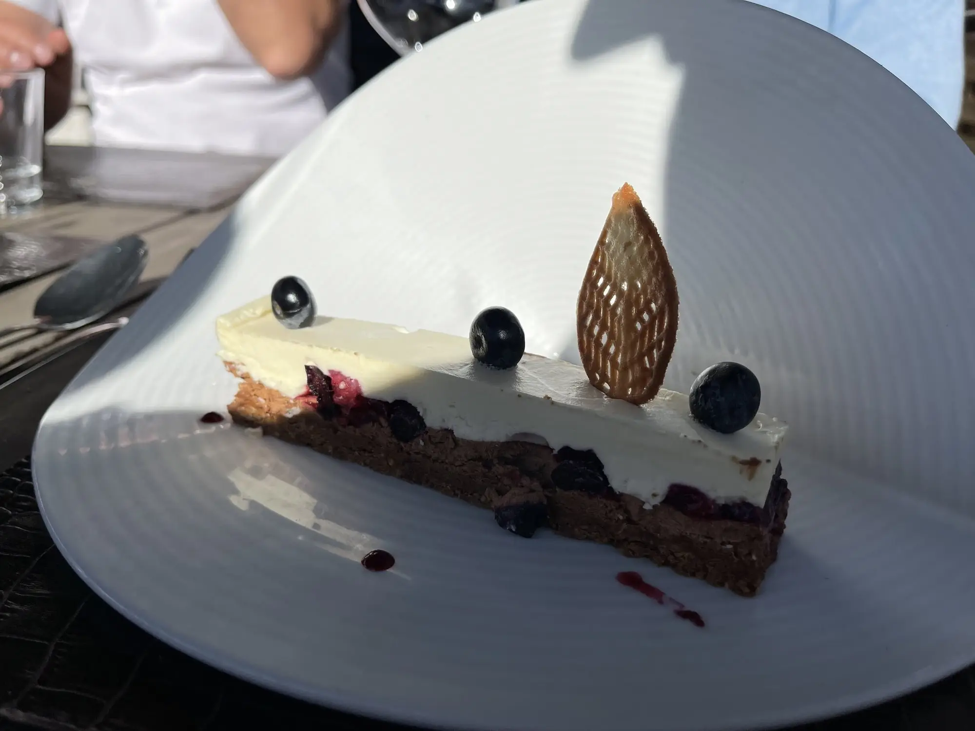 Un dessert aux fruits rouges et à la crème, dans un restaurant près de Megève