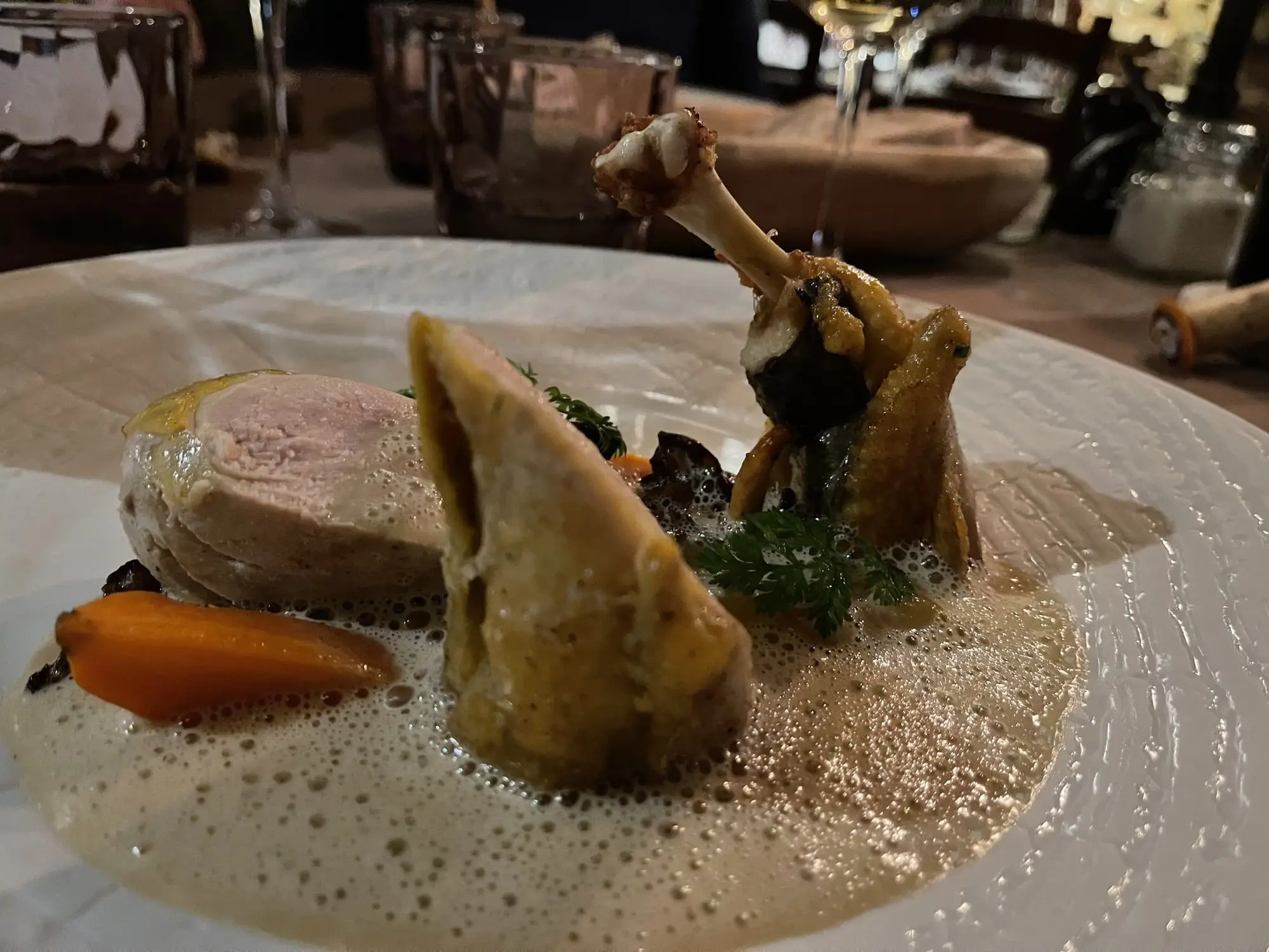 Une volaille, son jus et ses légumes, dans un restaurant du val d'Arly