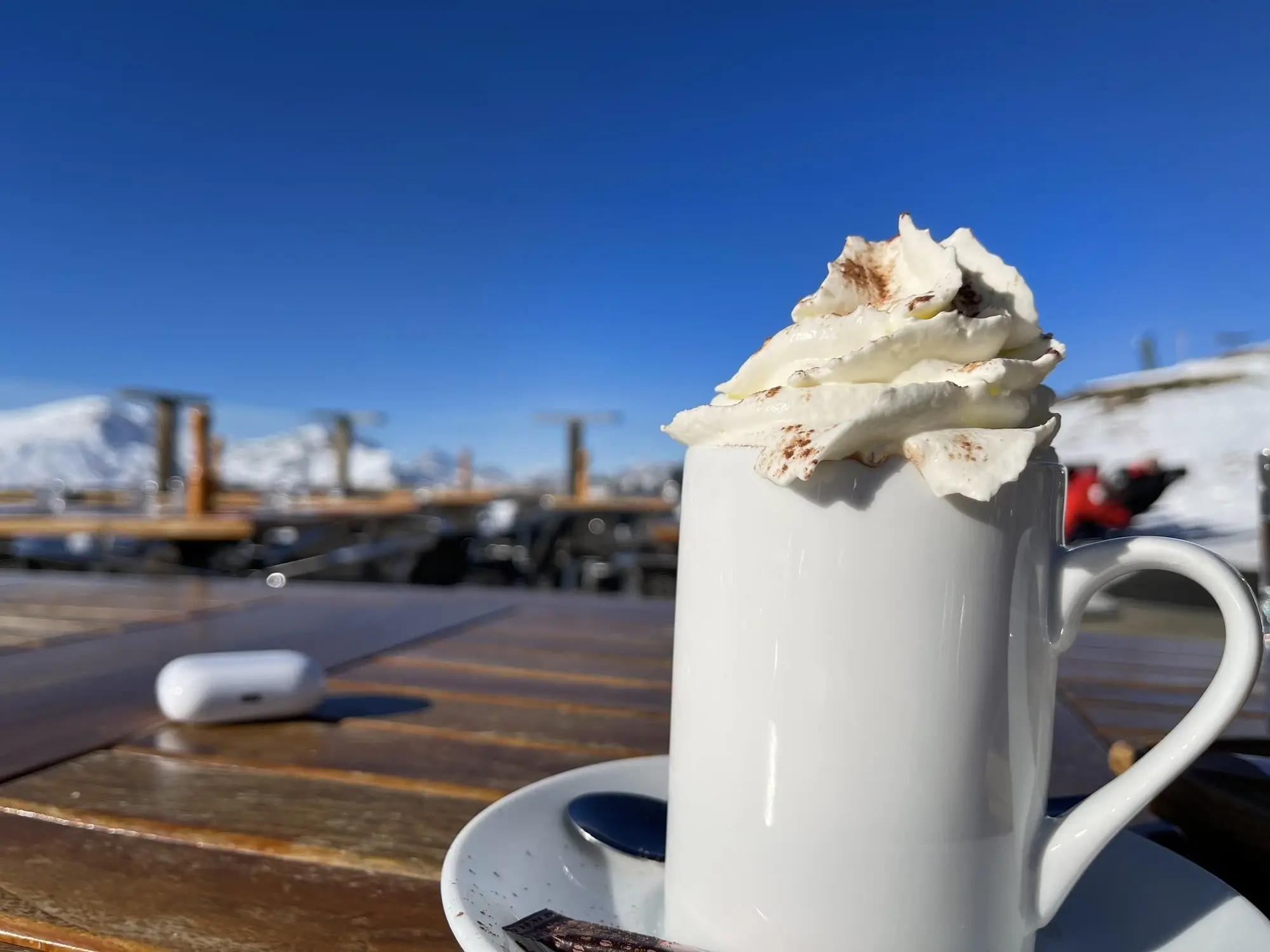 Un chocolat chaud à la chantilly, en terrasse sur les pistes de Megève