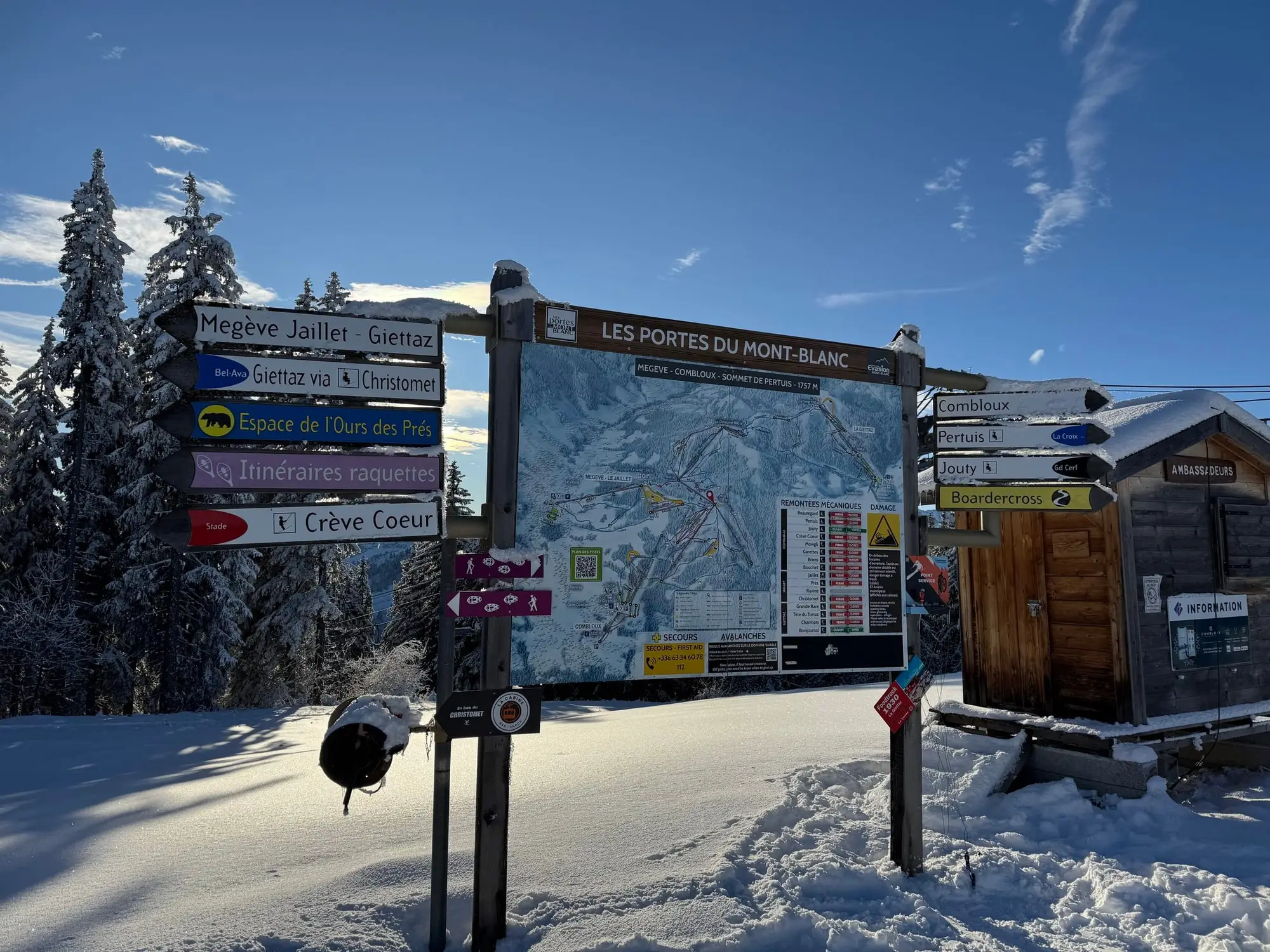Le panneau du domaine des Portes du Mont-Blanc et le plan des pistes
