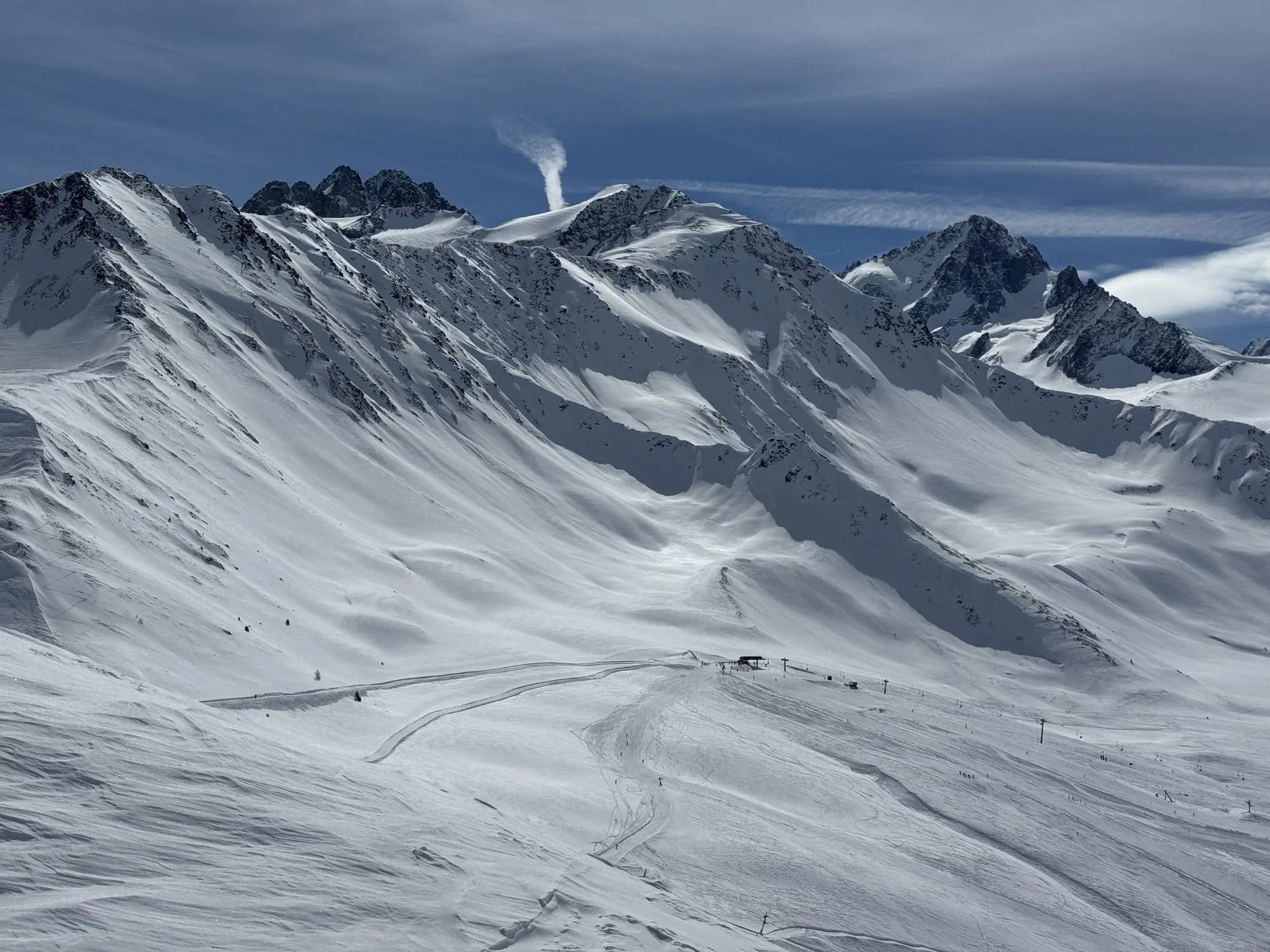 Les pistes du domaine de Balme et les sommets enneigés
