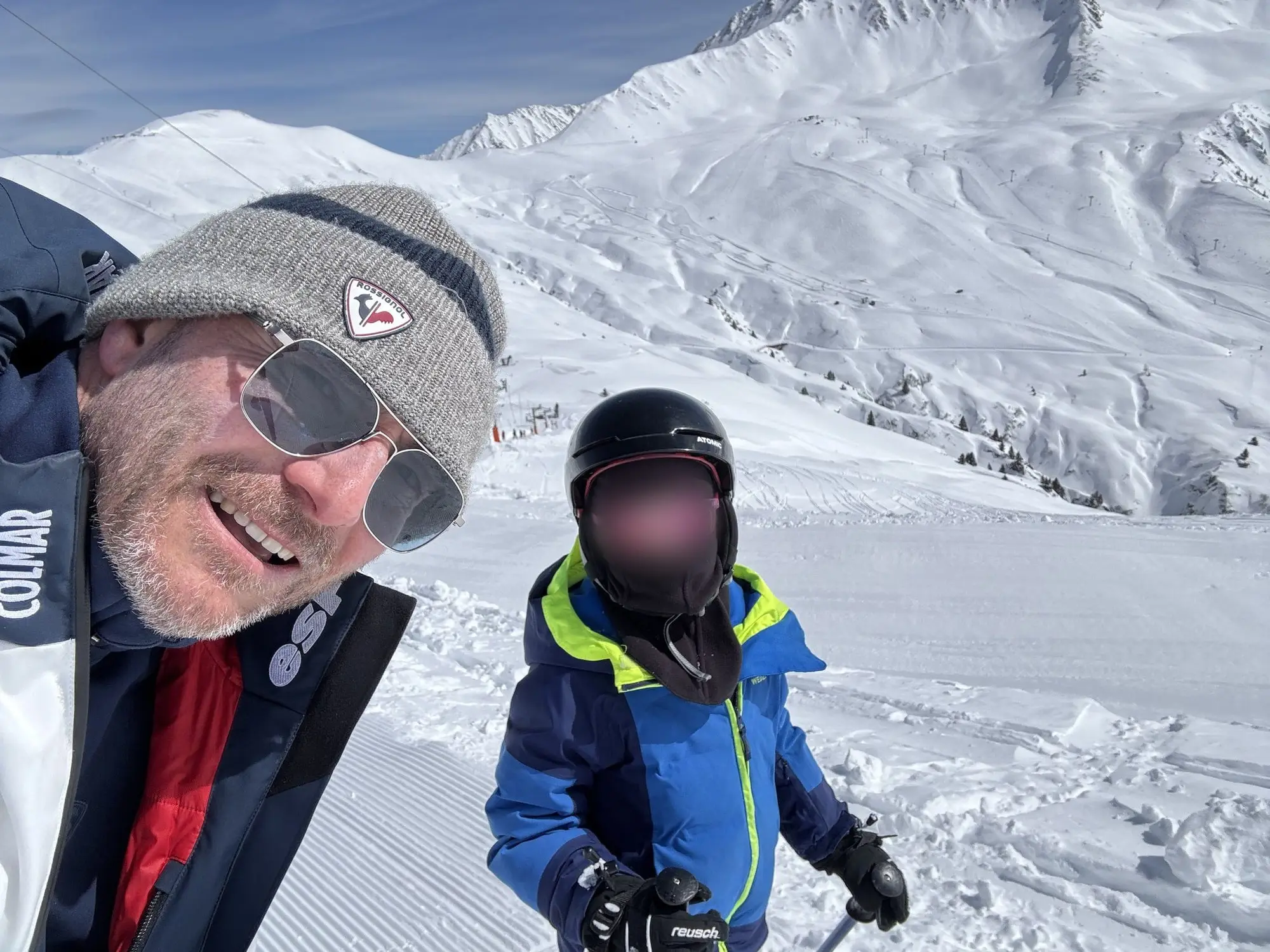 Un père et son enfant sur les pistes de Balme, au-dessus de Chamonix