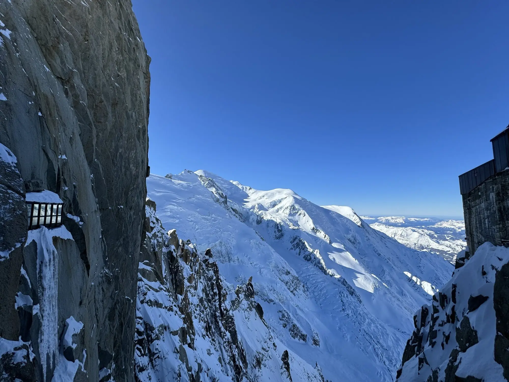 L'arête de l'Aiguille du Midi, départ de la Vallée Blanche, au-dessus du glacier