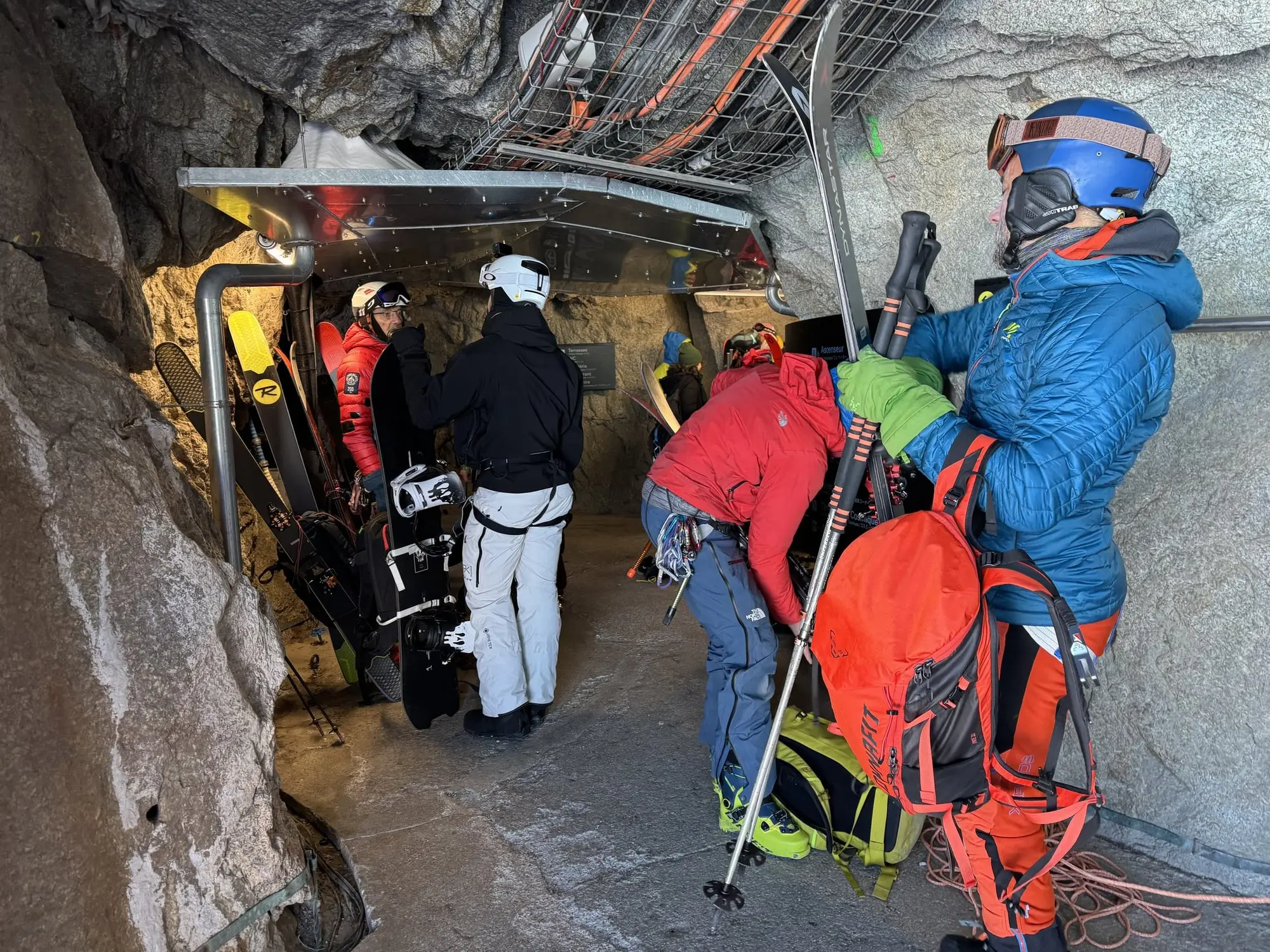 Skieurs qui s'encordent dans la galerie de l'Aiguille du Midi