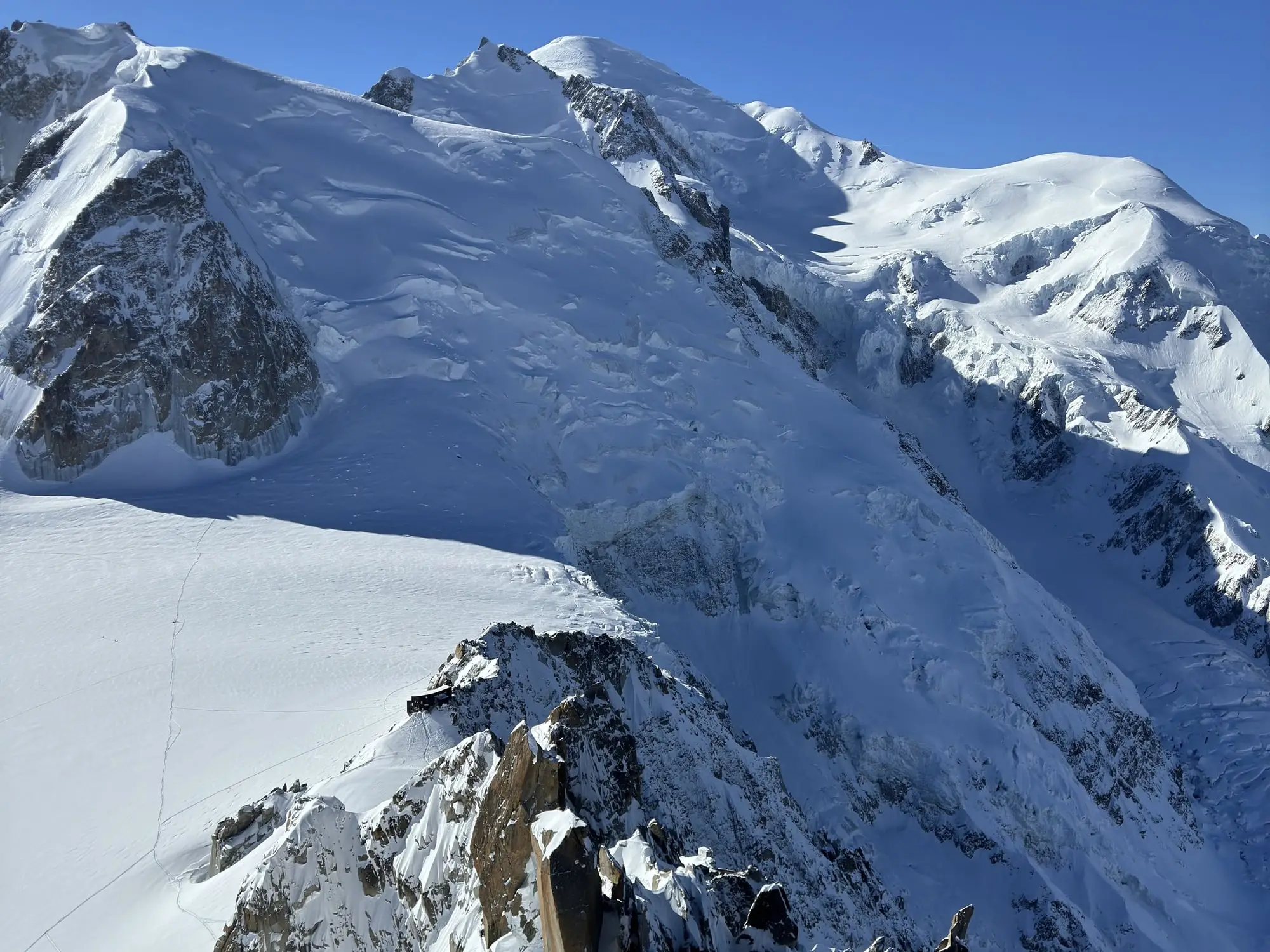 L'arête de neige et le massif du Mont-Blanc depuis l'Aiguille du Midi