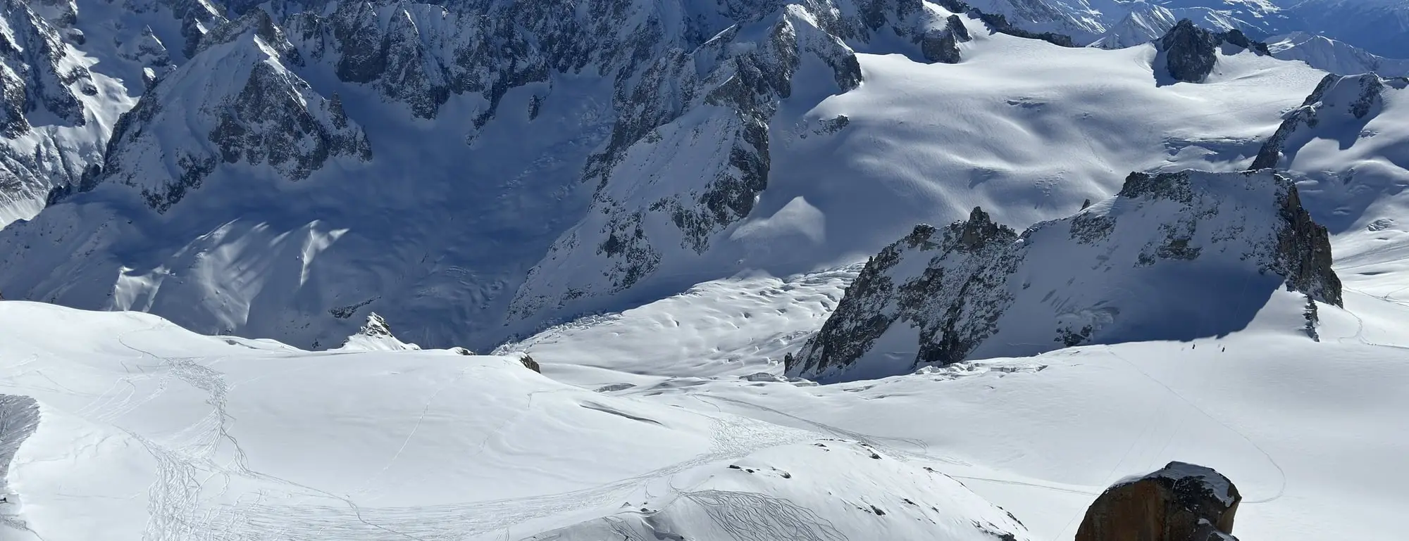 La Dent du Géant et les glaciers de la Vallée Blanche, vus du sommet de l'Aiguille du Midi