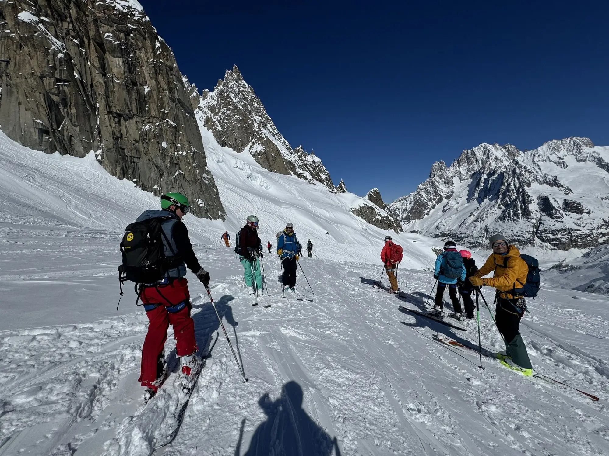 Des skieurs dans la Vallée Blanche, entre les aiguilles de granit
