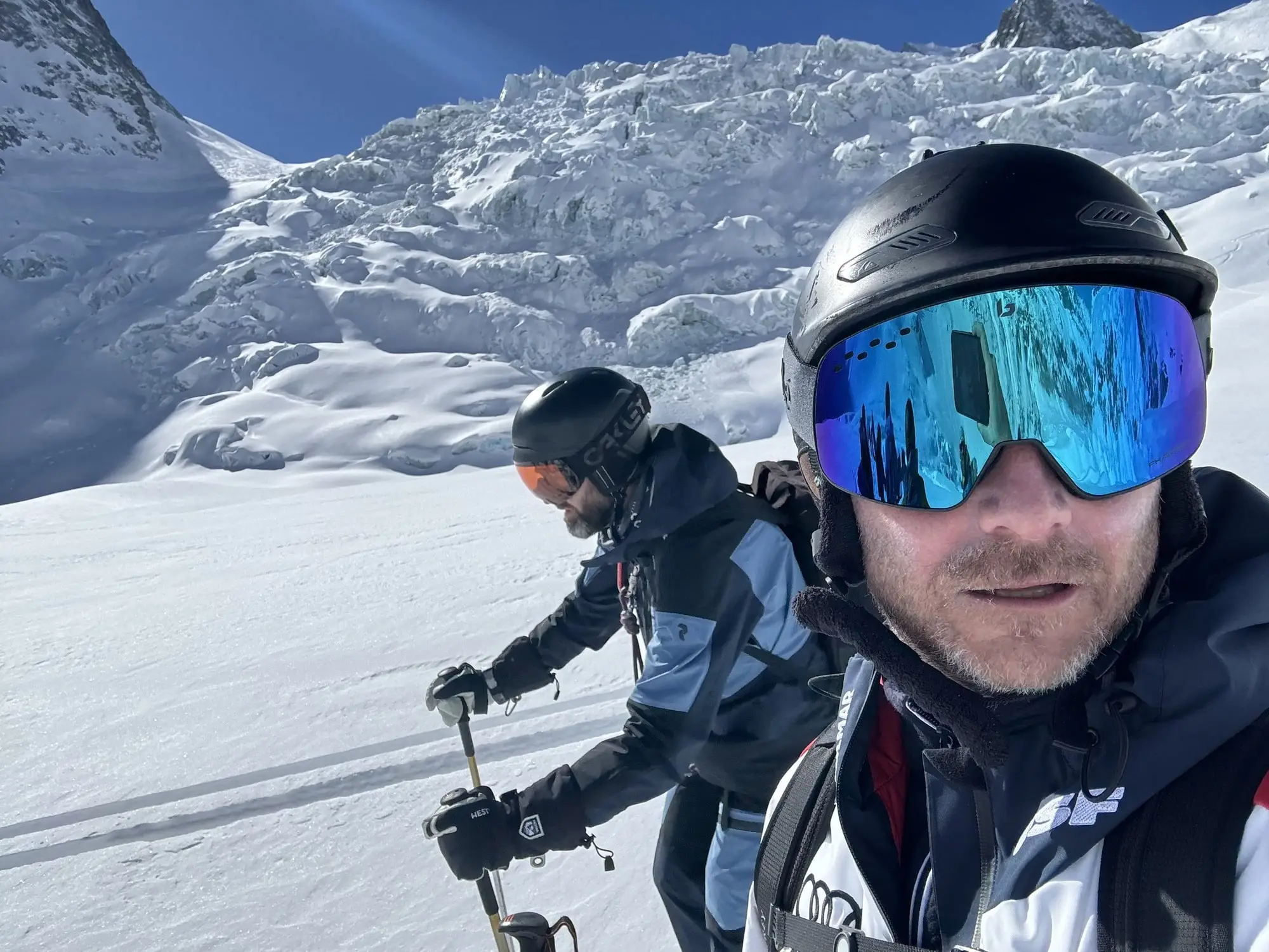 Deux skieurs dans la Vallée Blanche, les séracs du glacier derrière eux