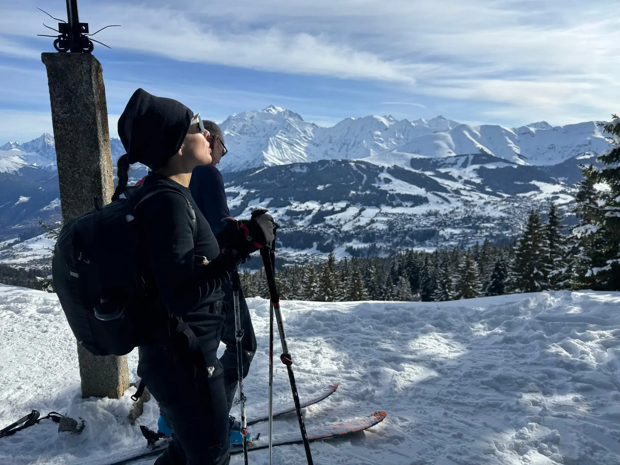 Une skieuse de randonnée à la pause, face au massif du Mont-Blanc