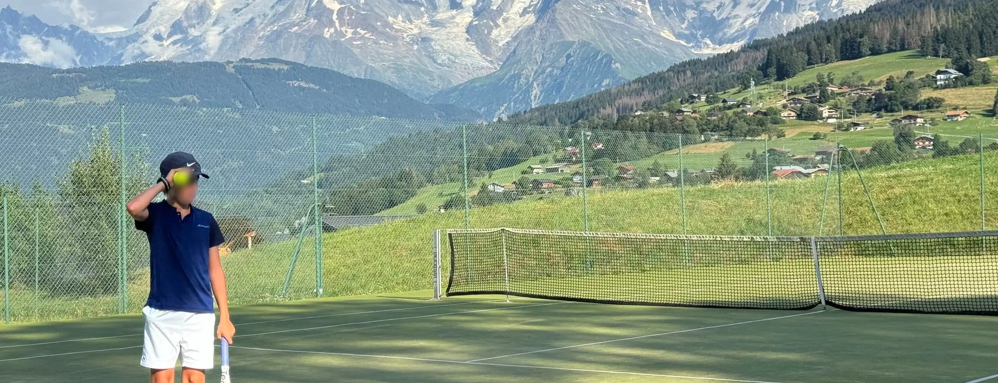Le court de tennis de Combloux, face au massif du Mont-Blanc