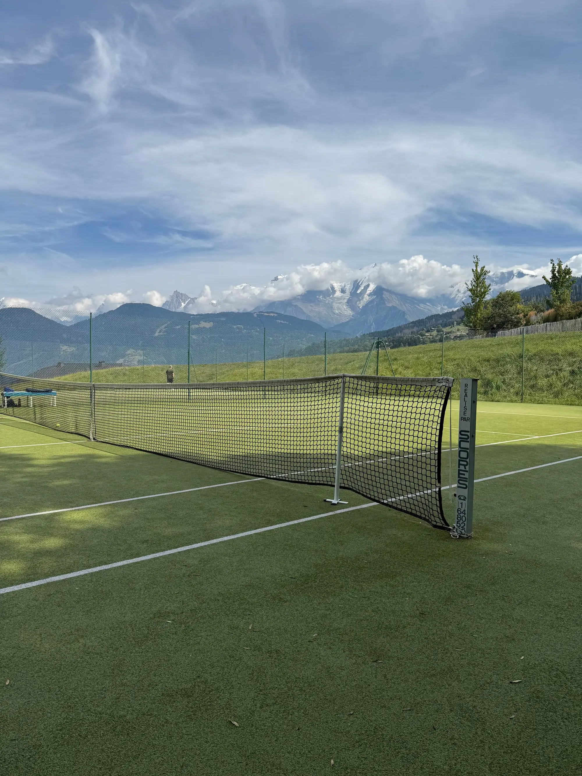 Le court de tennis de Combloux, filet et montagnes