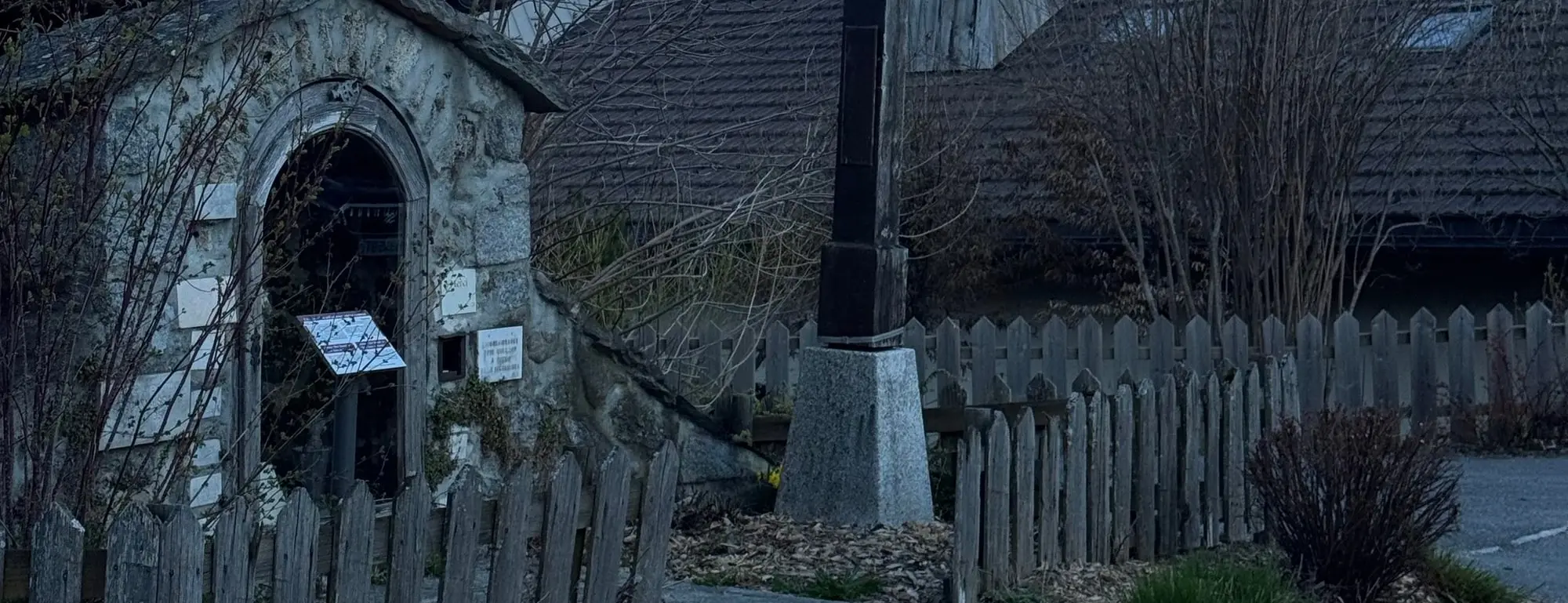 Le village de Combloux, un lampadaire et le Mont-Blanc derrière