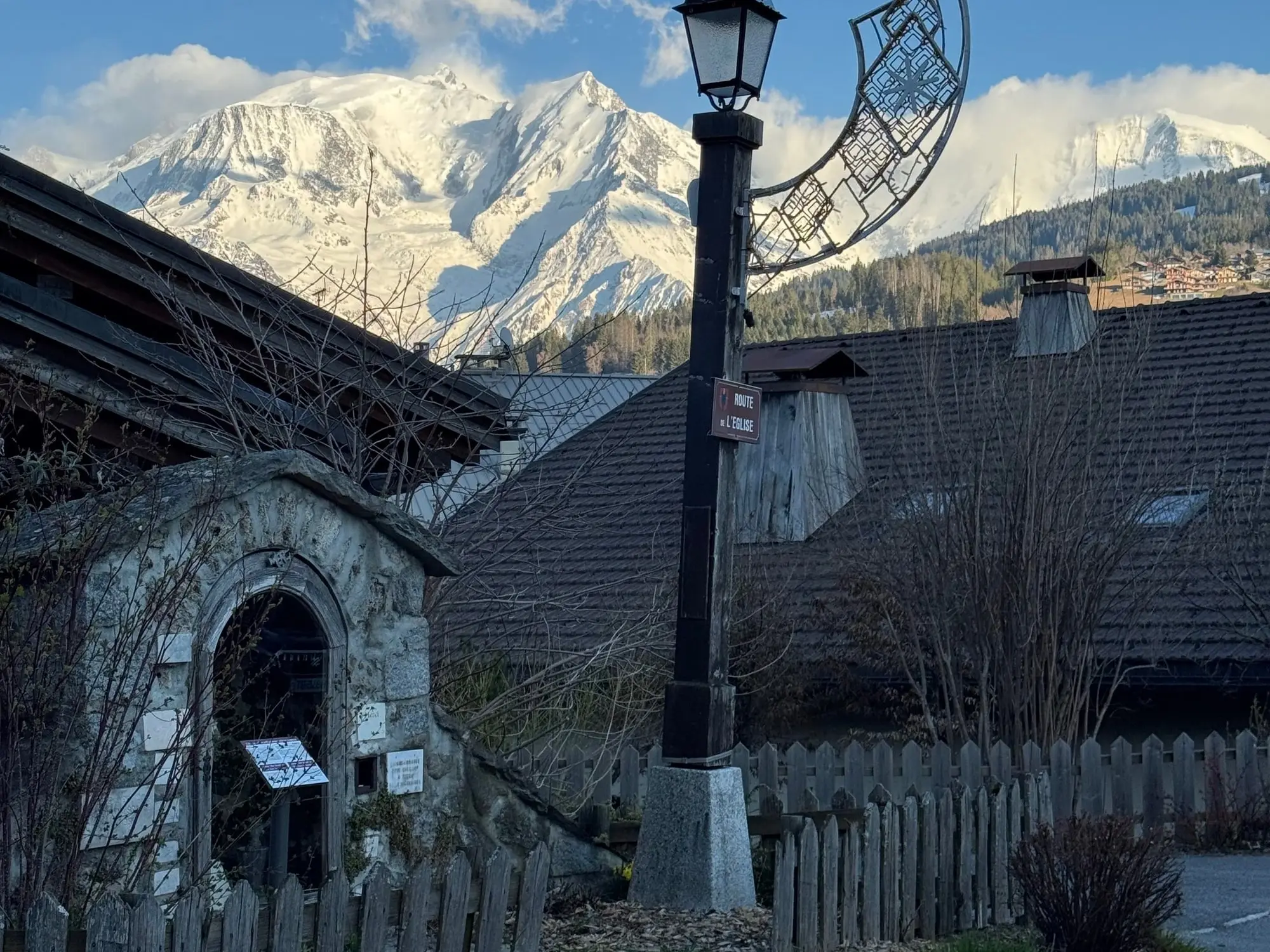 Le village de Combloux, un lampadaire et le Mont-Blanc derrière