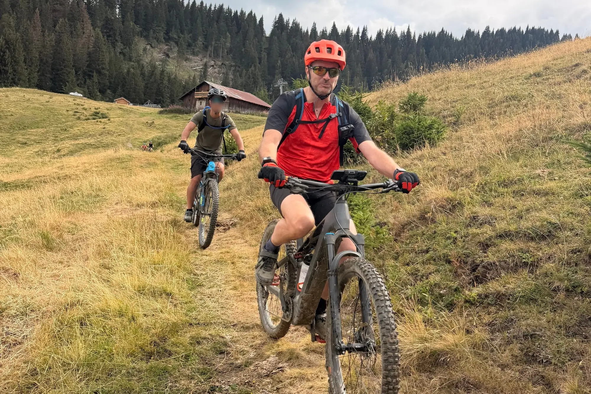 Deux jeunes vététistes dans un alpage