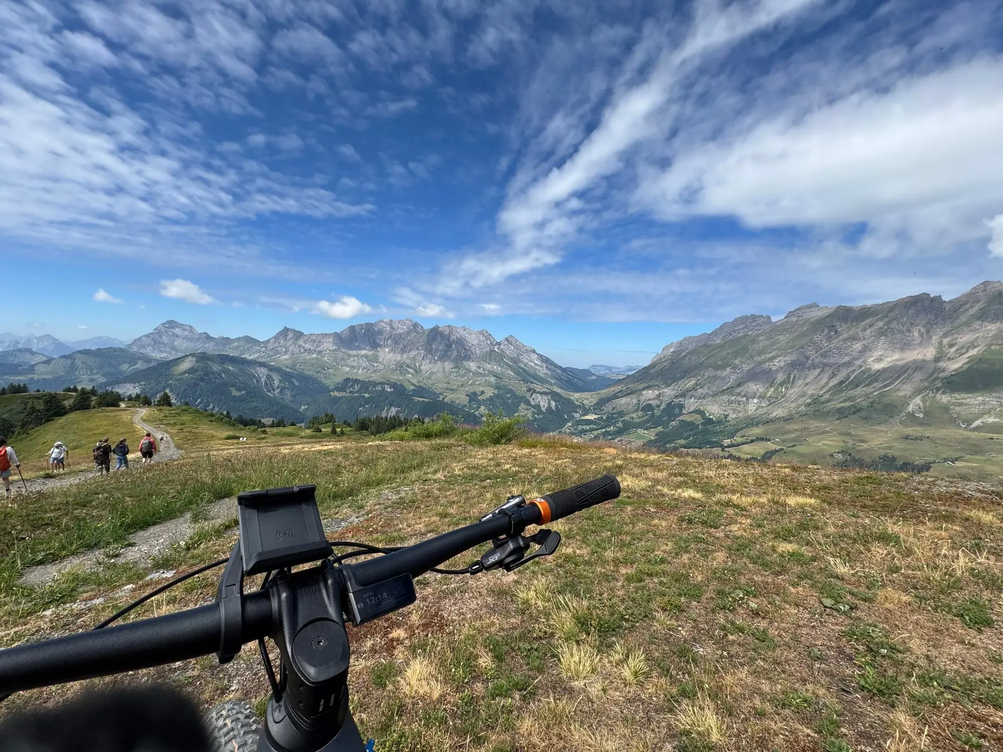 Le guidon d’un VTT face aux Aravis, dans un alpage