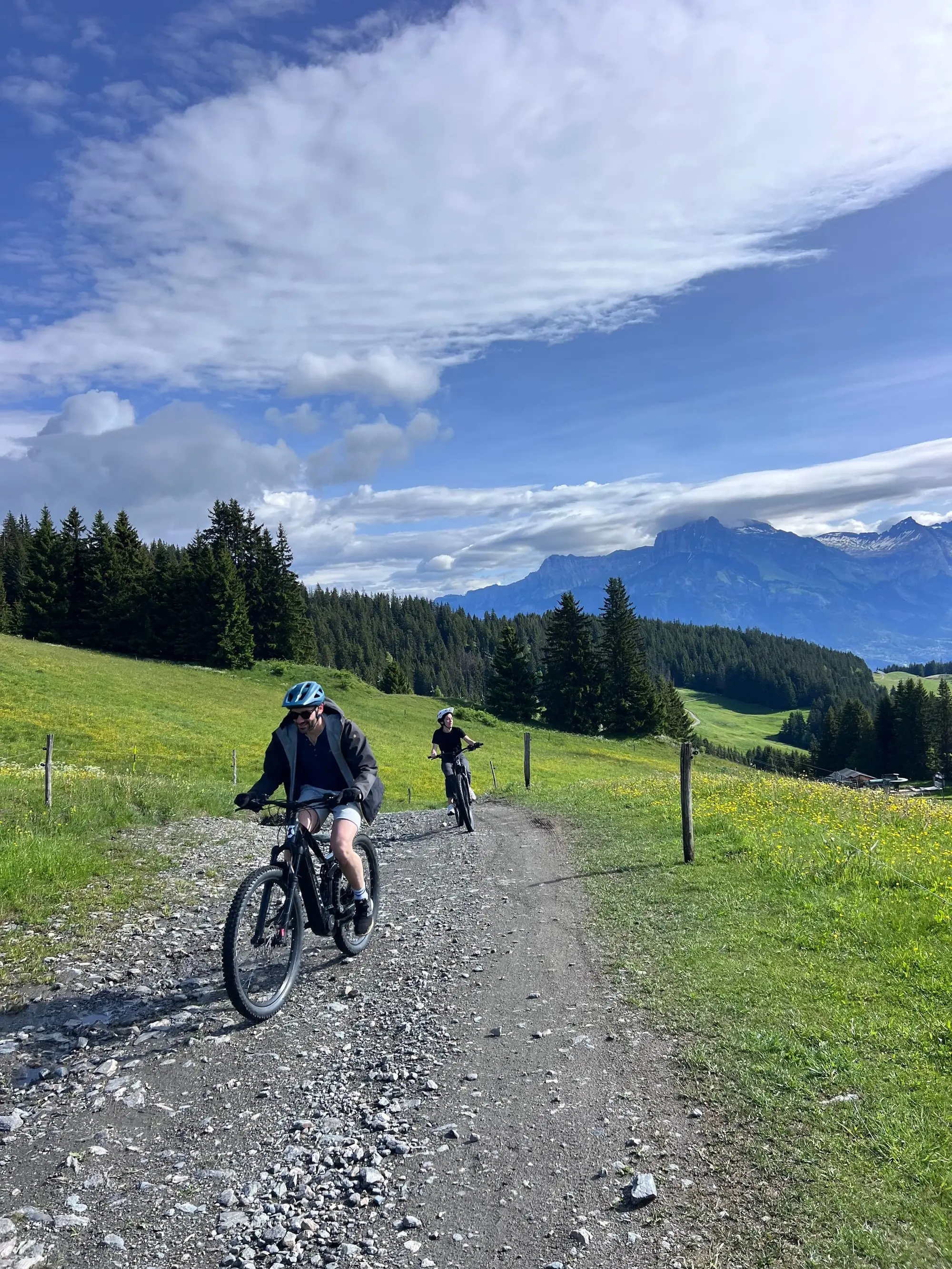 Deux vététistes sur un chemin d’alpage