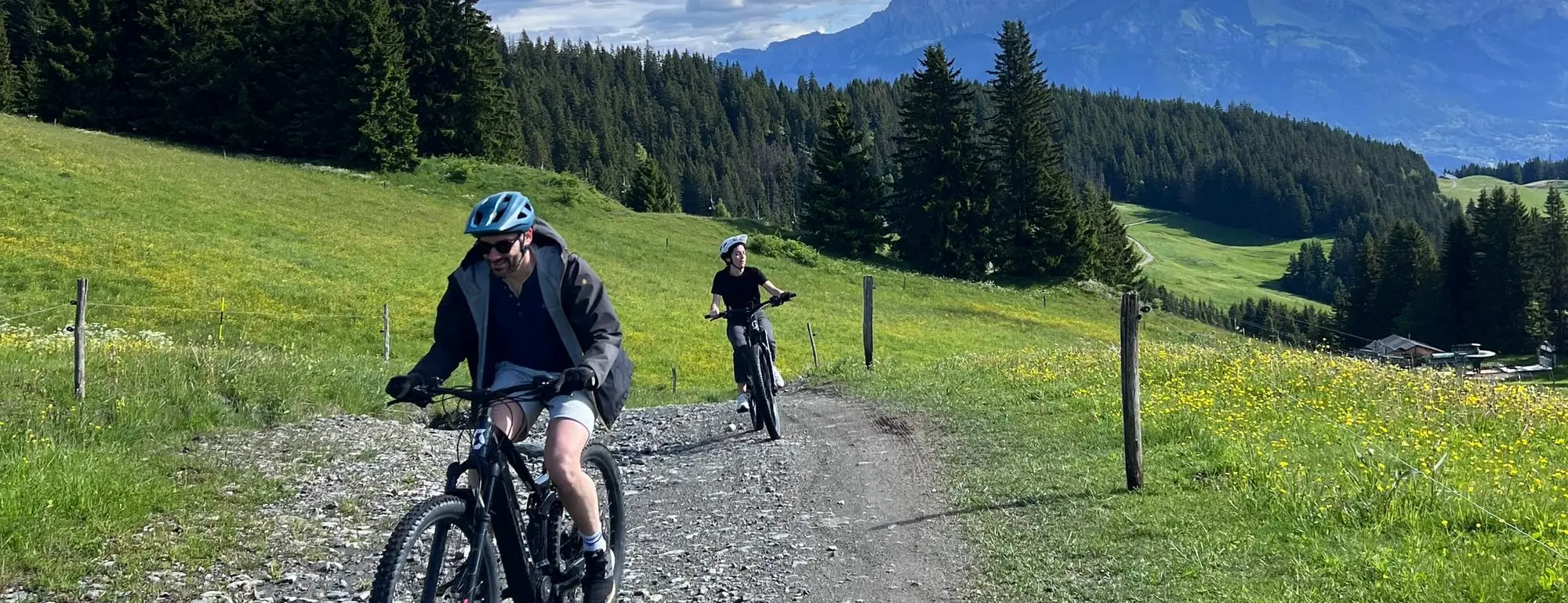 Des vététistes sur un chemin d'alpage
