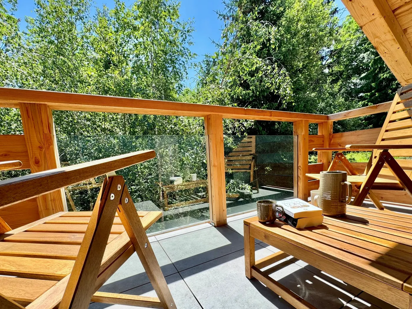 Le balcon de la chambre Mont-Blanc en été : banc et transats