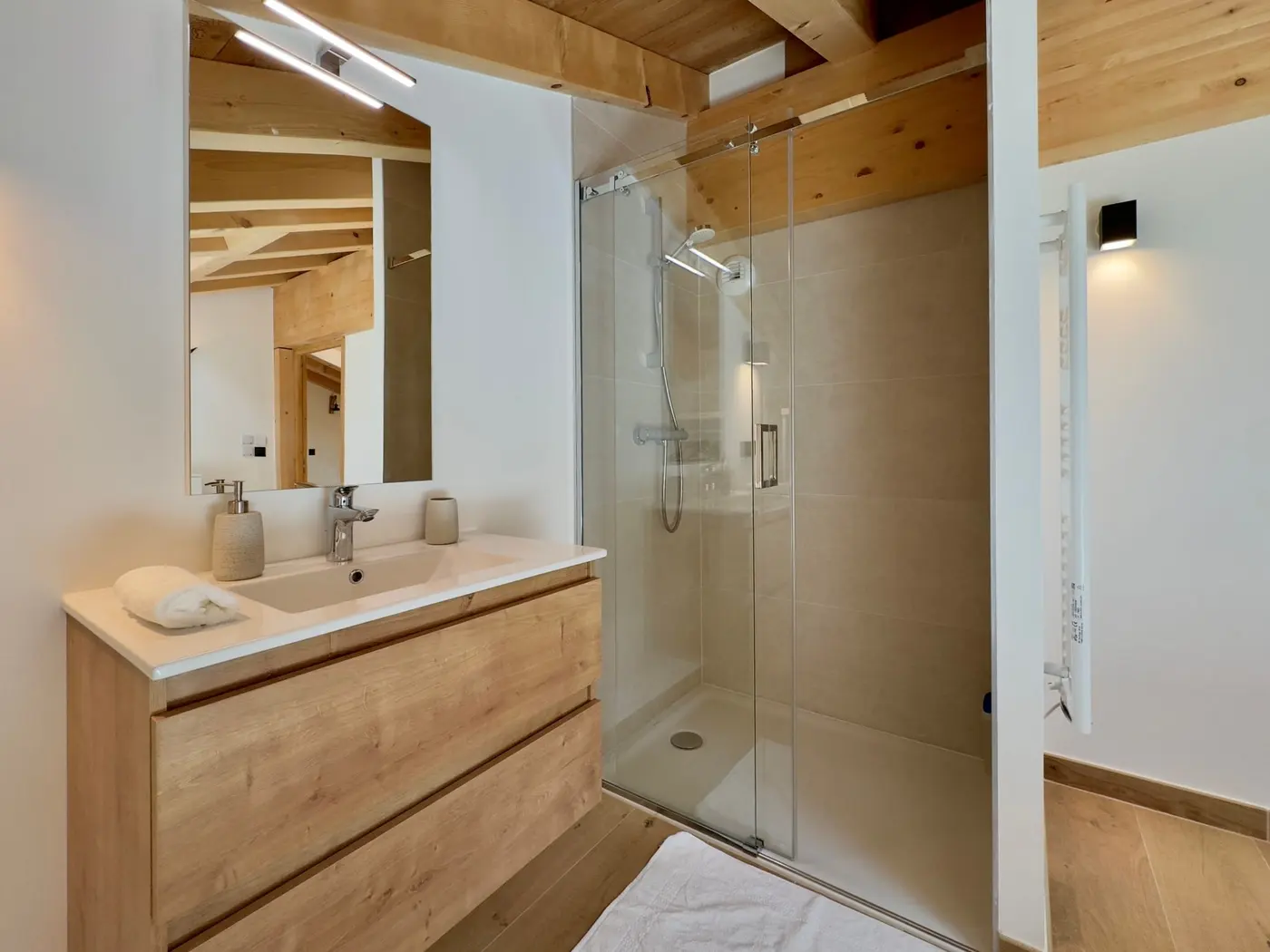 Le coin eau de la chambre blanche : vasque et douche
