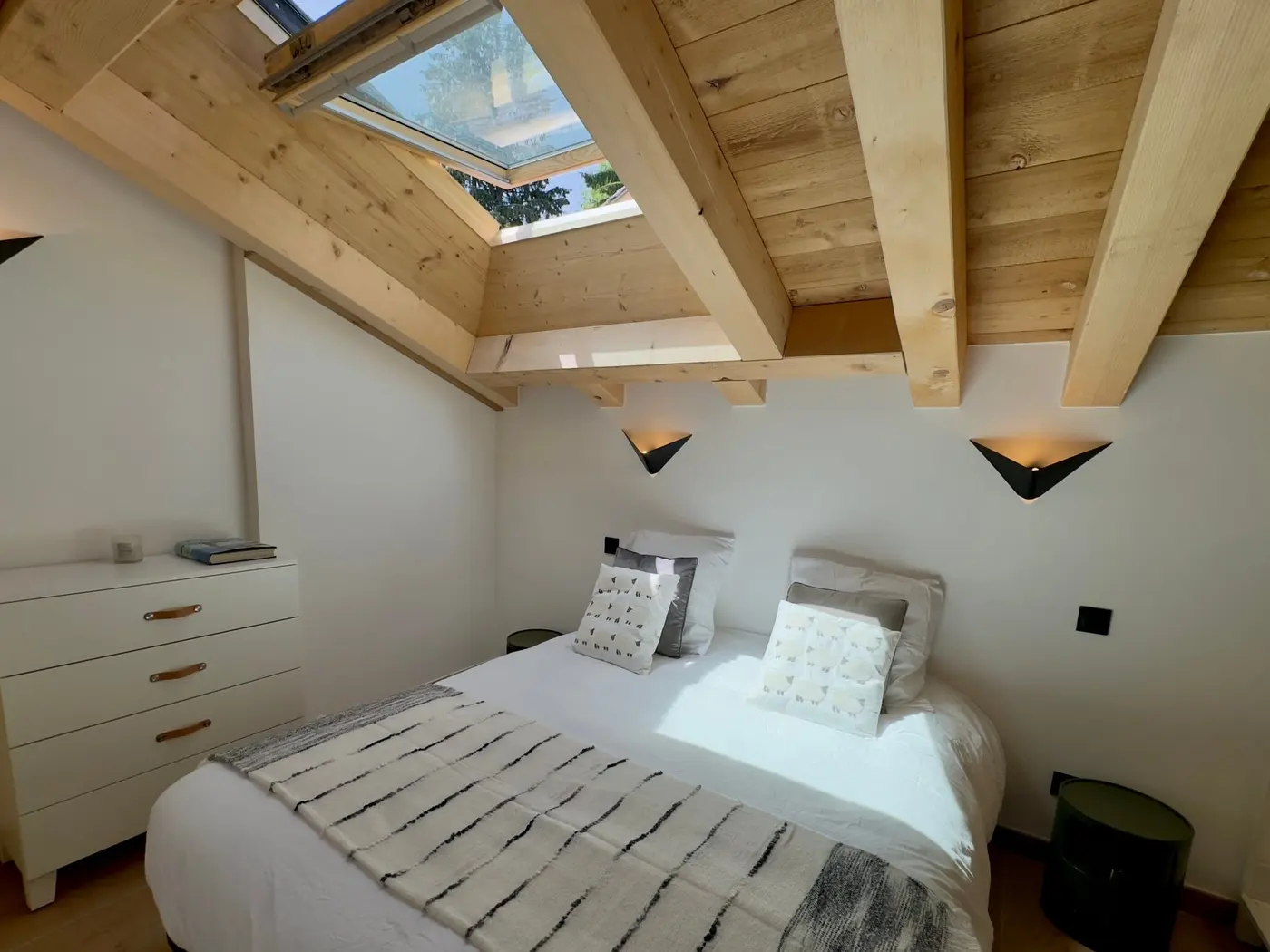 Le lit double de la chambre blanche