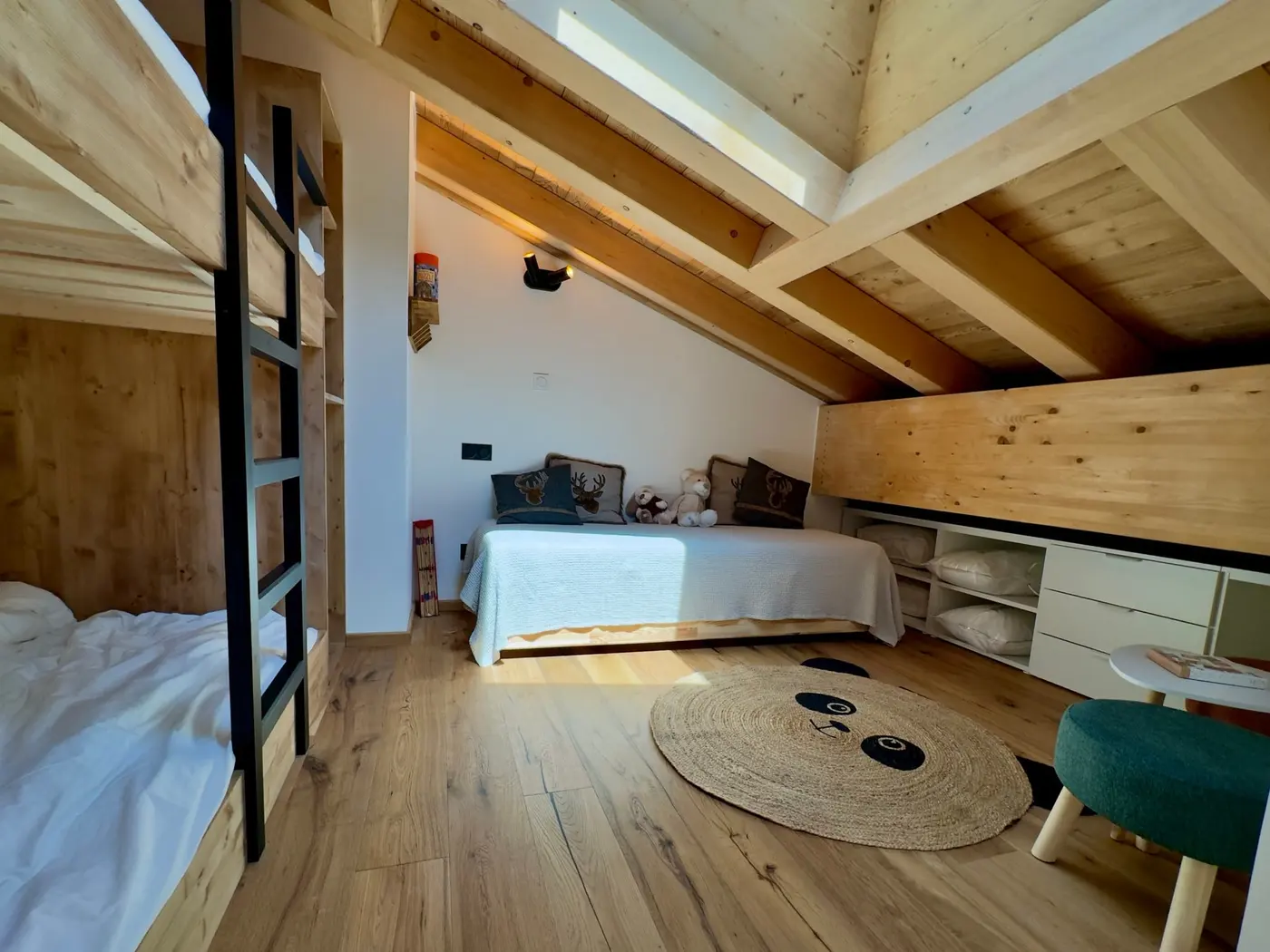 La chambre cabane, vue sur le lit simple et les rangements