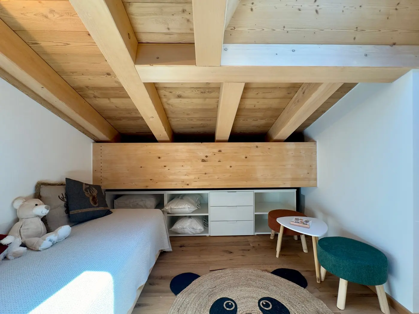Le lit simple et le coin des enfants dans la chambre cabane