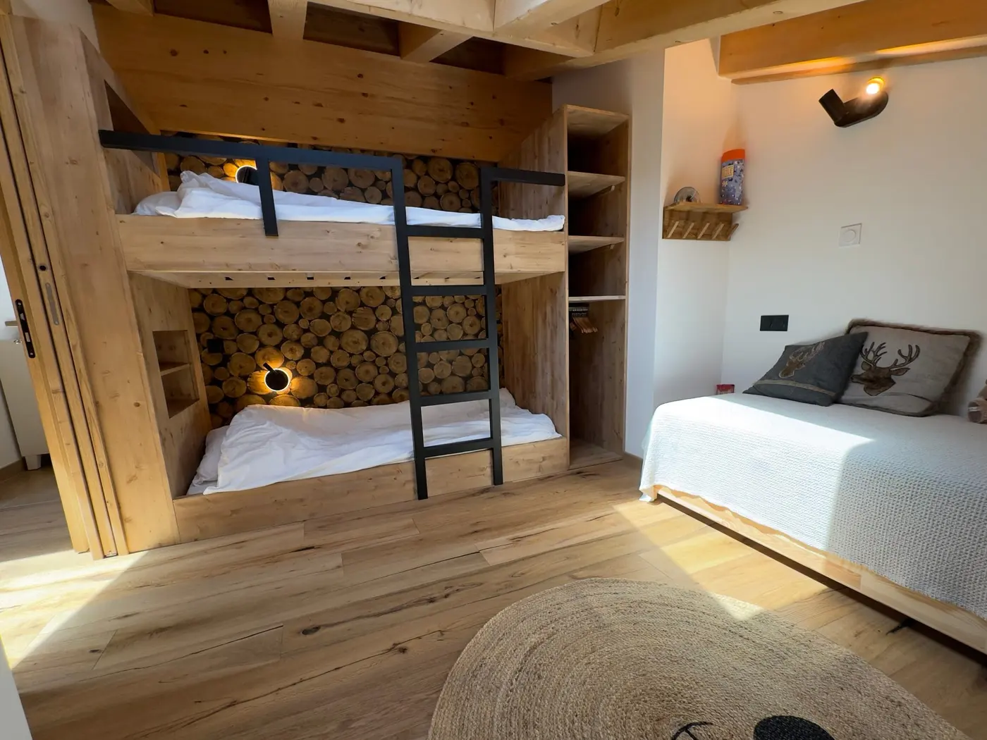 La chambre cabane : lits superposés et lit simple