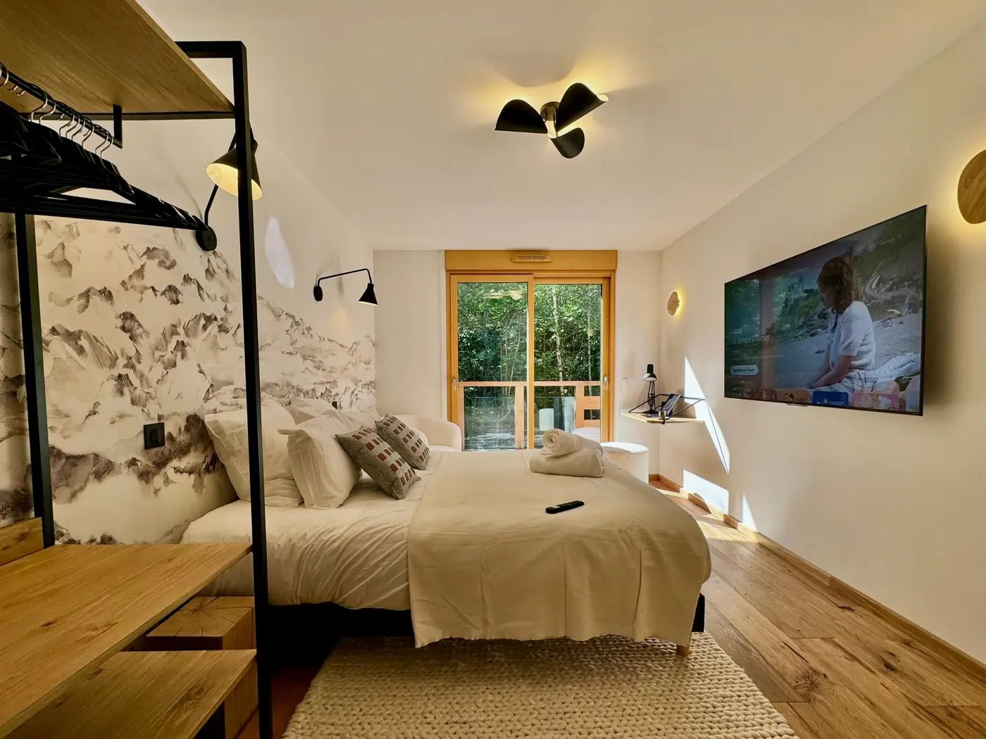 La chambre forêt : lit double, papier peint de montagne et télévision