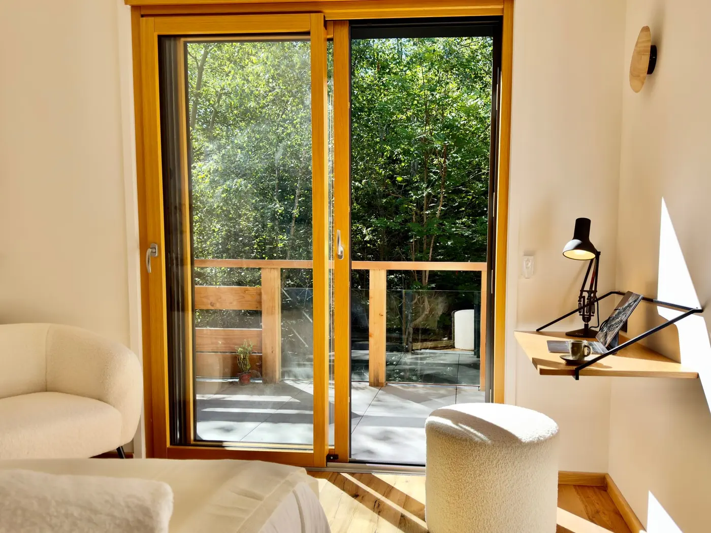 Le bureau de la chambre forêt, devant la baie sur la forêt