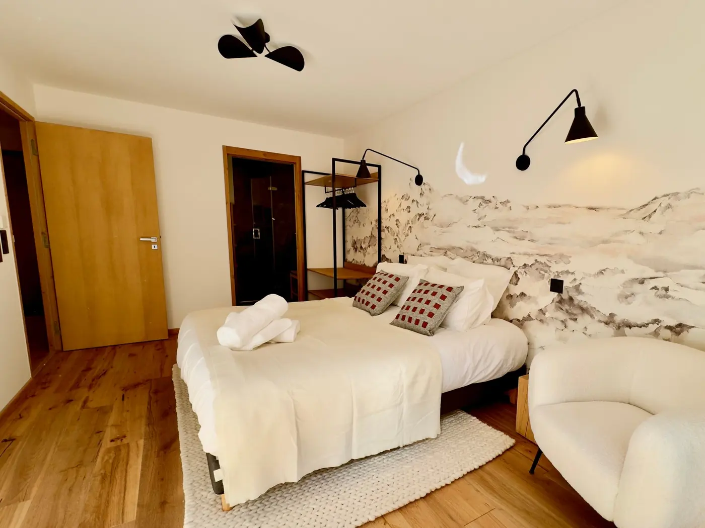 La chambre forêt, le lit double et le fauteuil