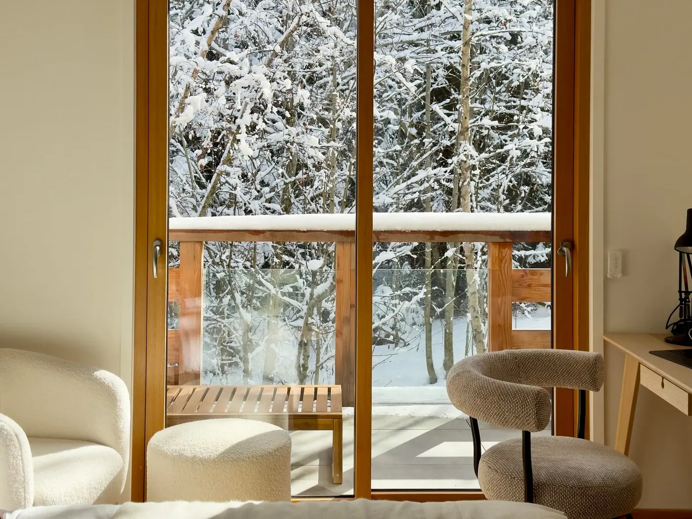 La baie de la chambre forêt sur la terrasse enneigée