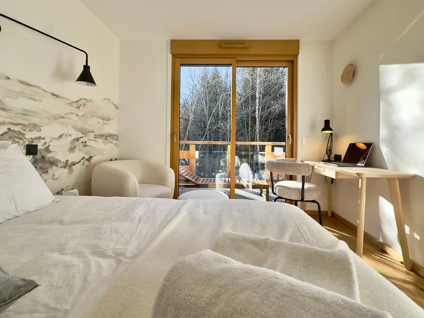 La chambre forêt et sa baie sur la terrasse