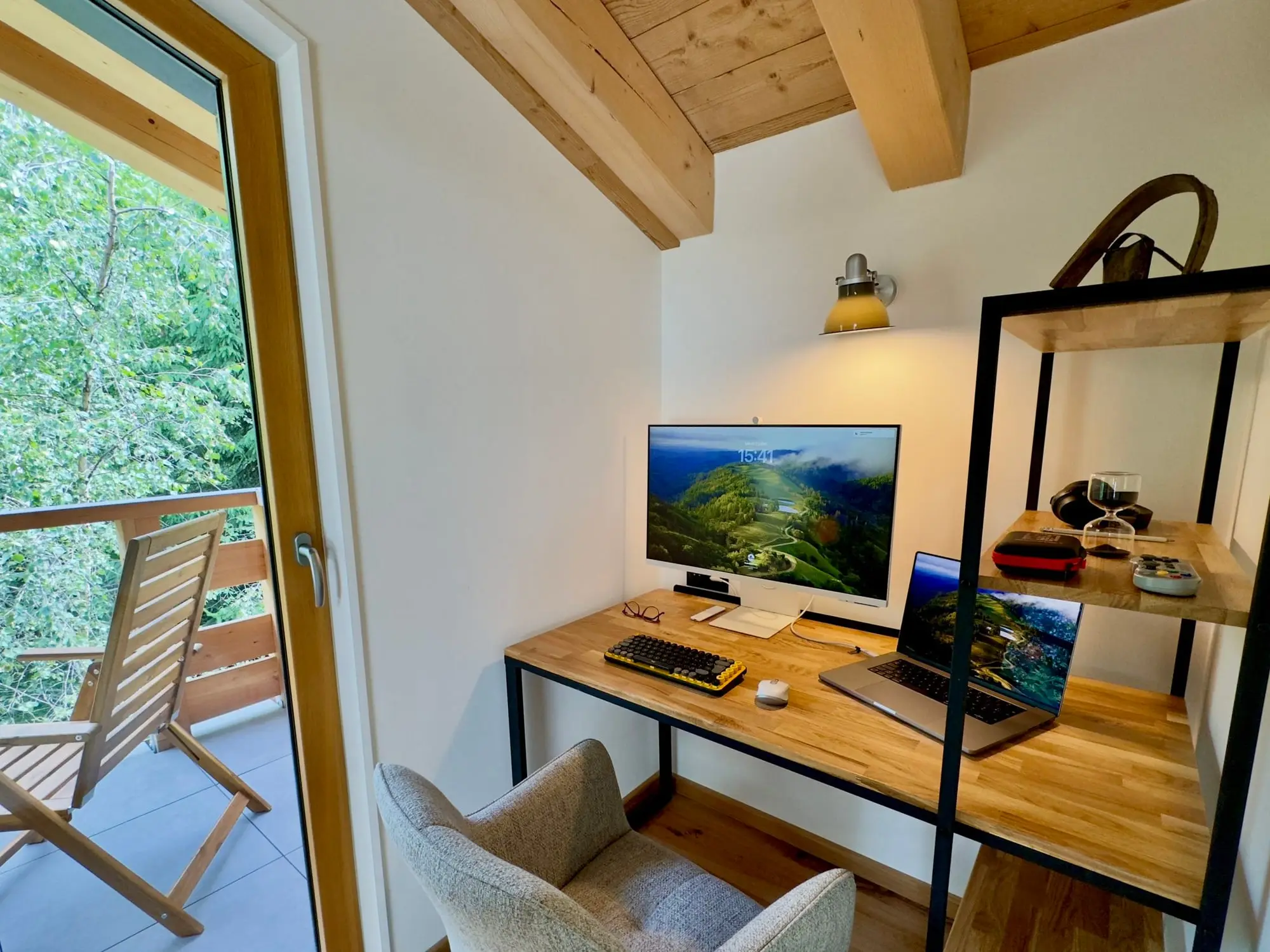 Le bureau de la chambre Mont-Blanc, près de la porte du balcon