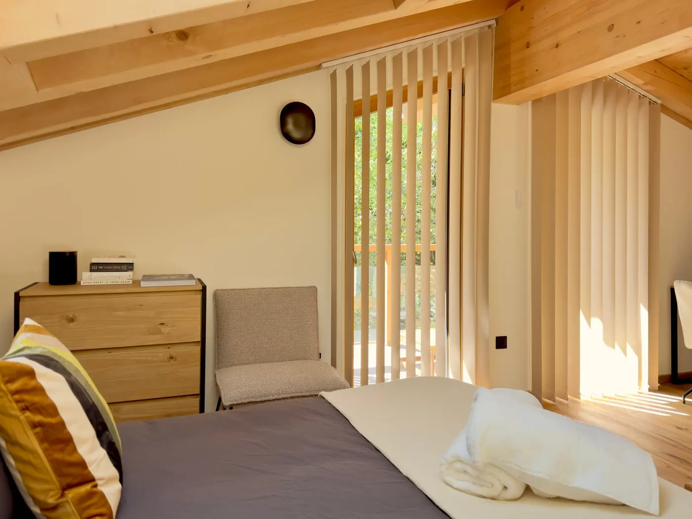 Le lit double et la commode de la chambre Mont-Blanc