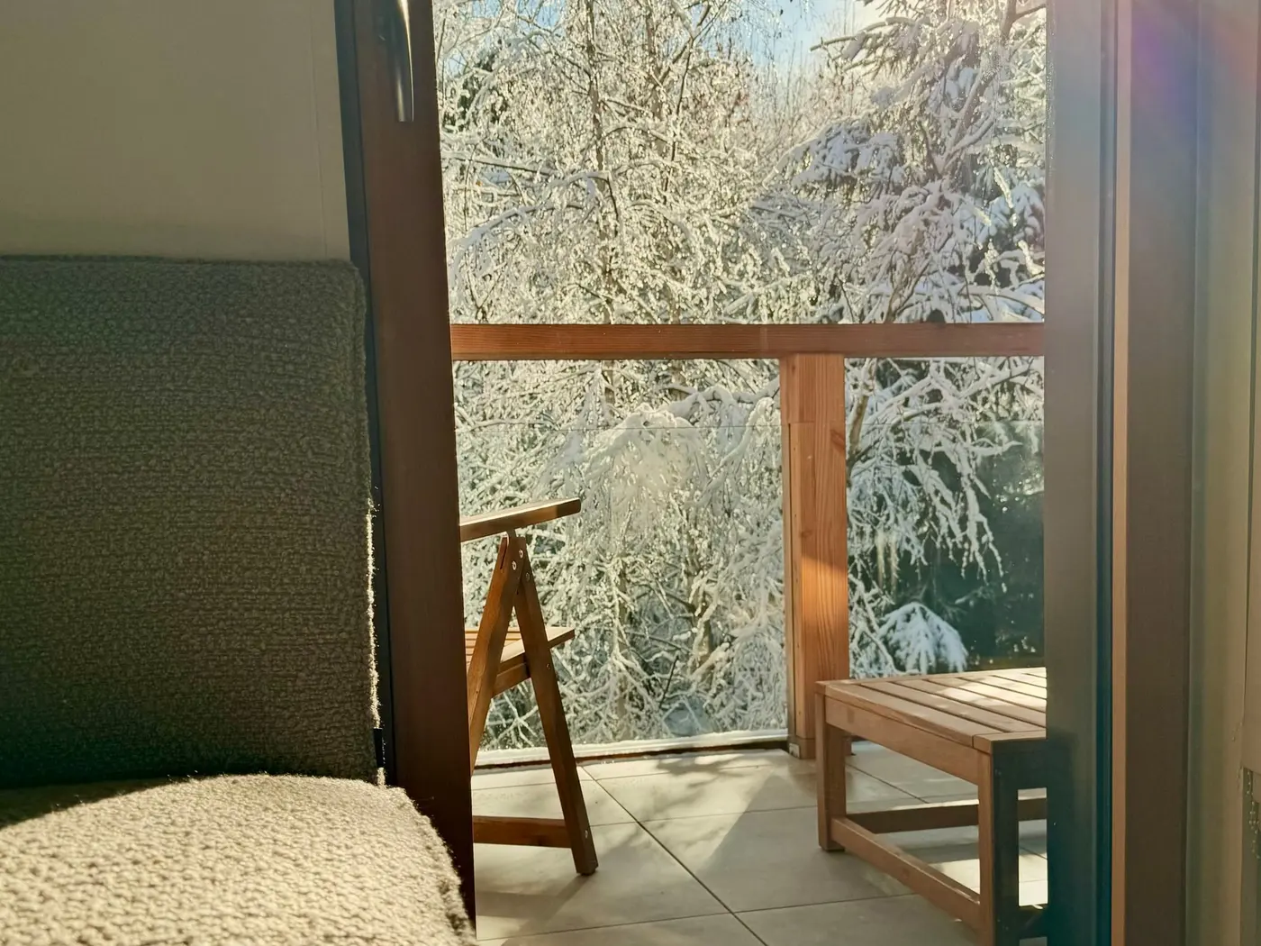 La porte-fenêtre de la chambre Mont-Blanc sur le balcon enneigé