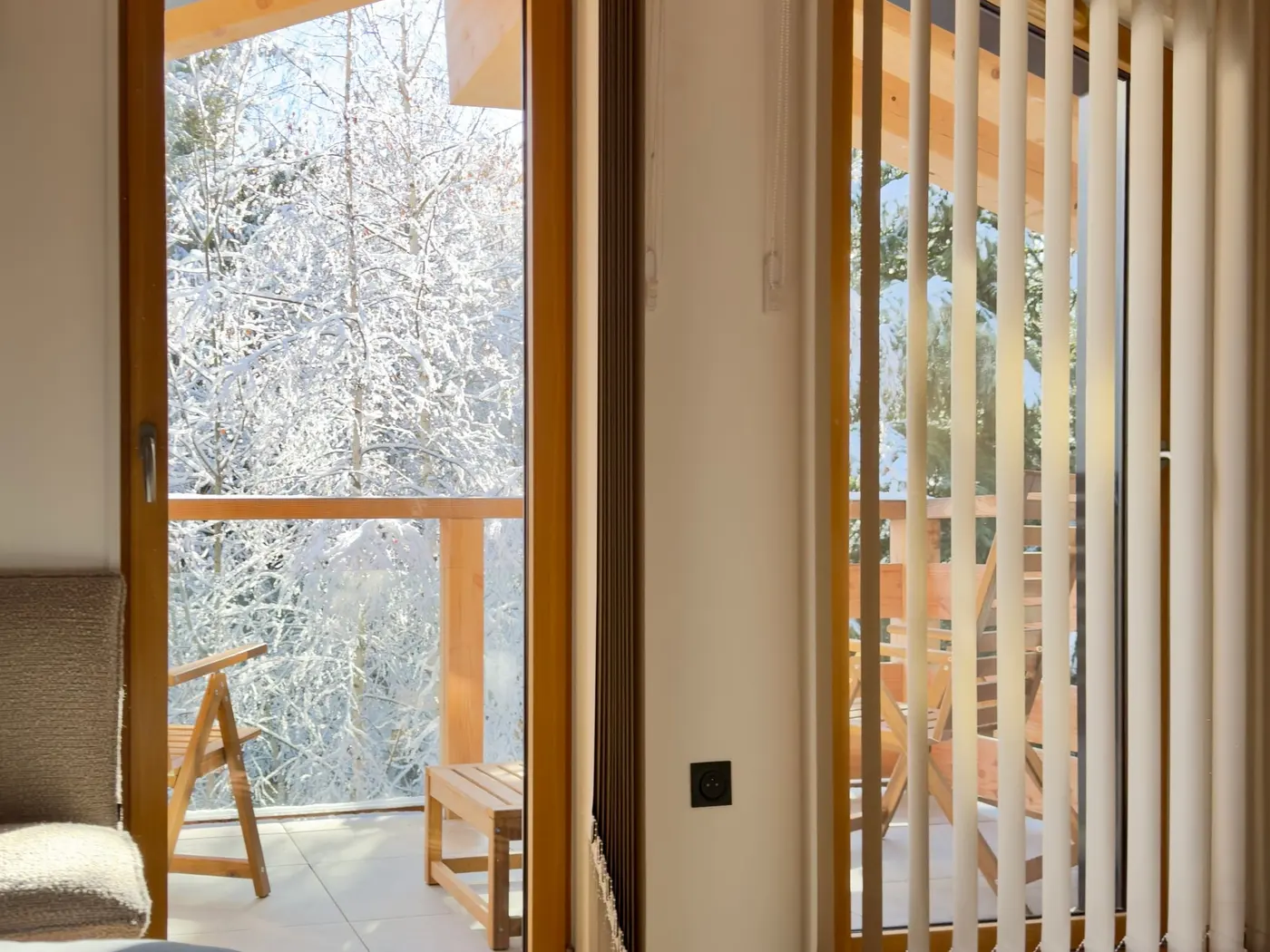 La porte du balcon de la chambre Mont-Blanc en hiver