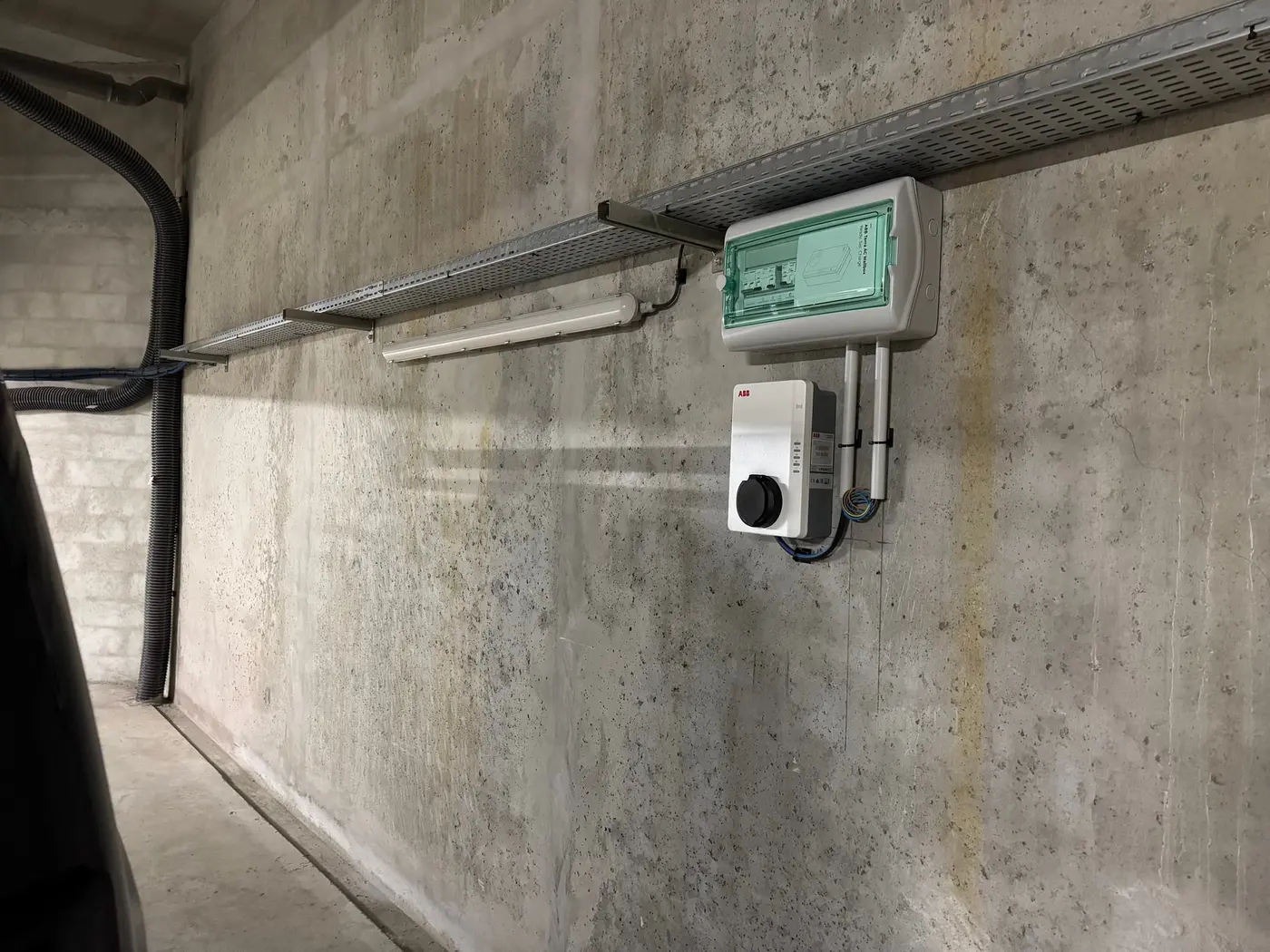 La borne de recharge pour voiture électrique, au parking couvert du duplex