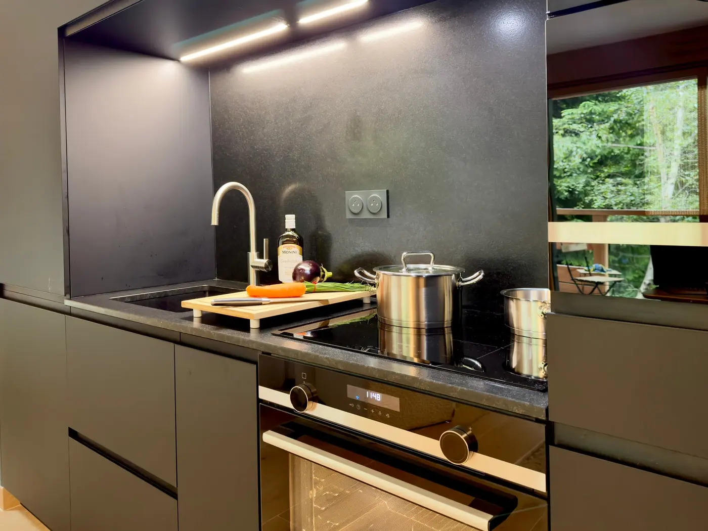 Le plan de travail de la cuisine et sa plaque de cuisson