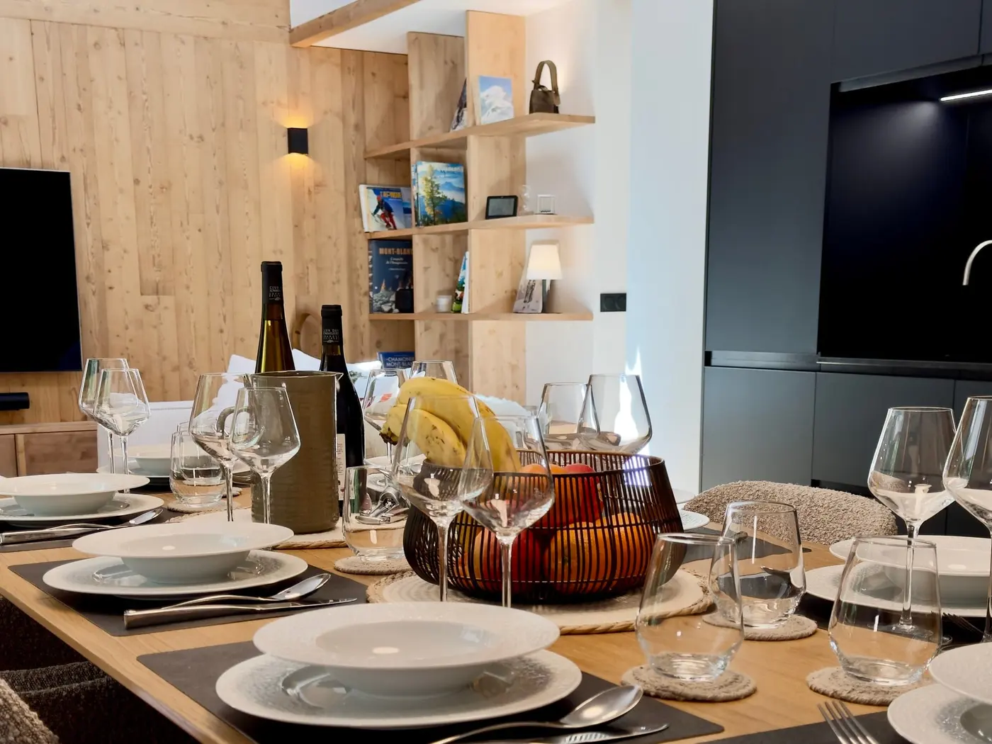 La table dressée, vue vers la cuisine