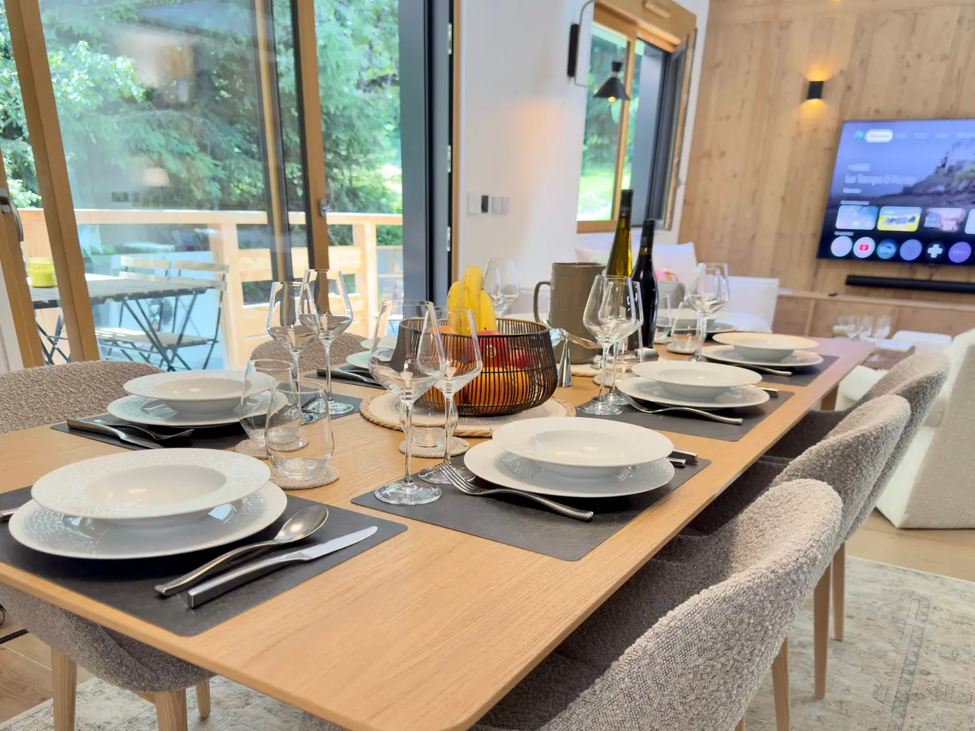 La table dressée pour dix, l'écran et la forêt derrière