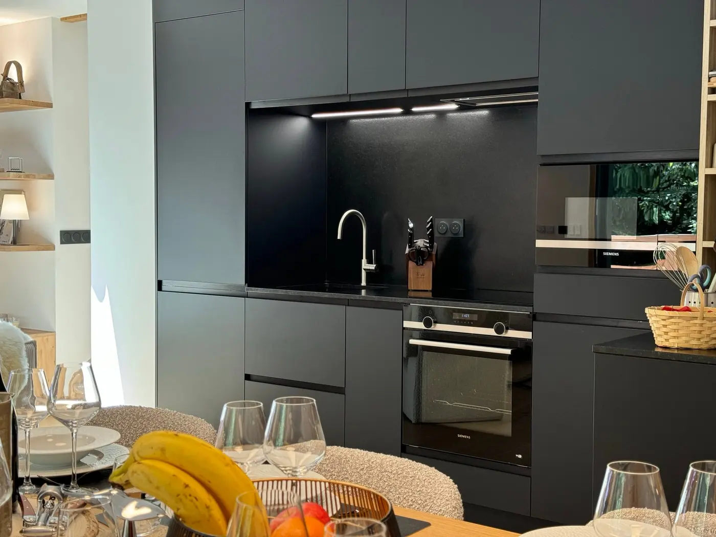 La cuisine vue depuis la table