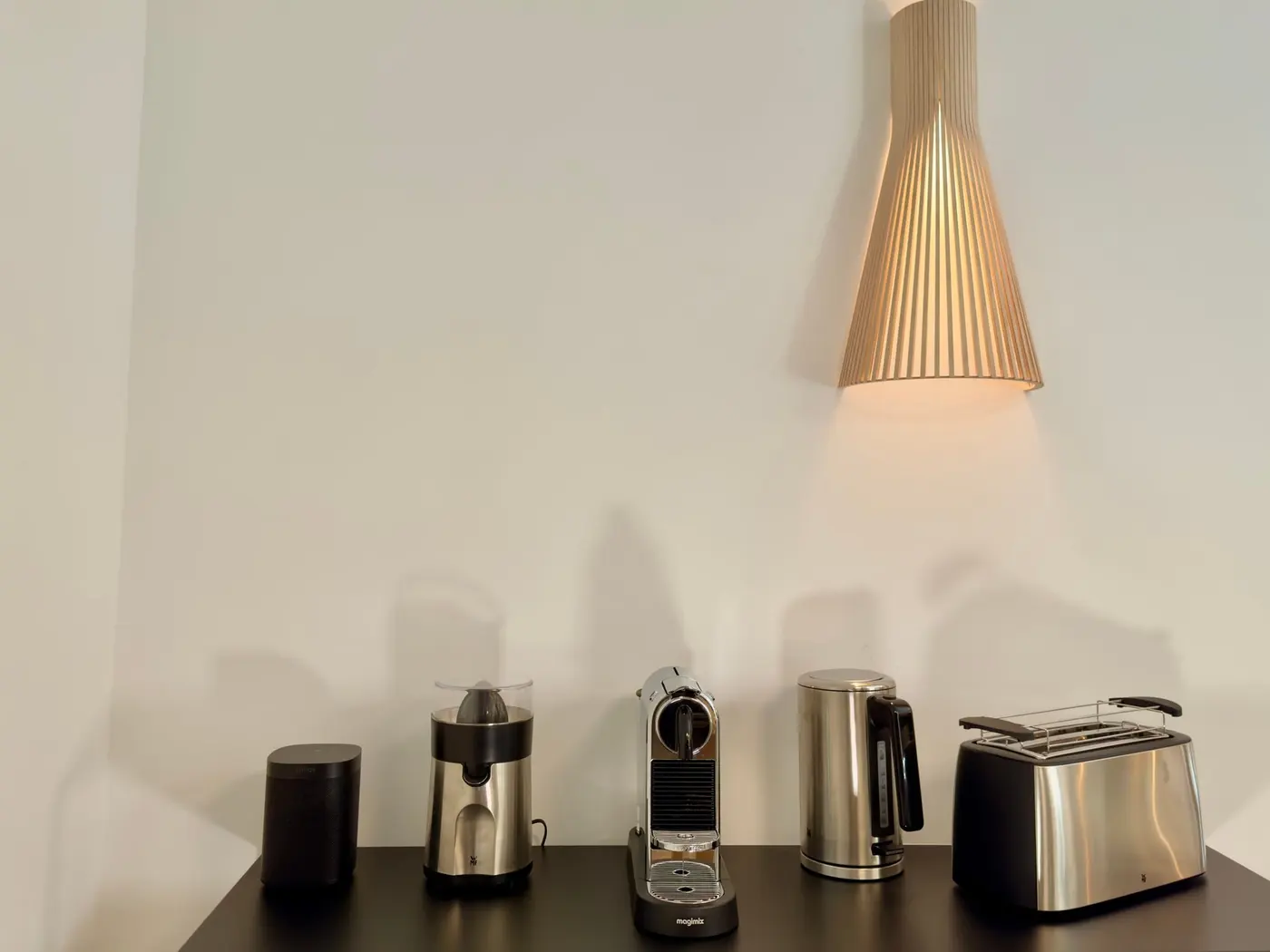 Le coin café : cafetière, bouilloire, grille-pain et presse-agrumes
